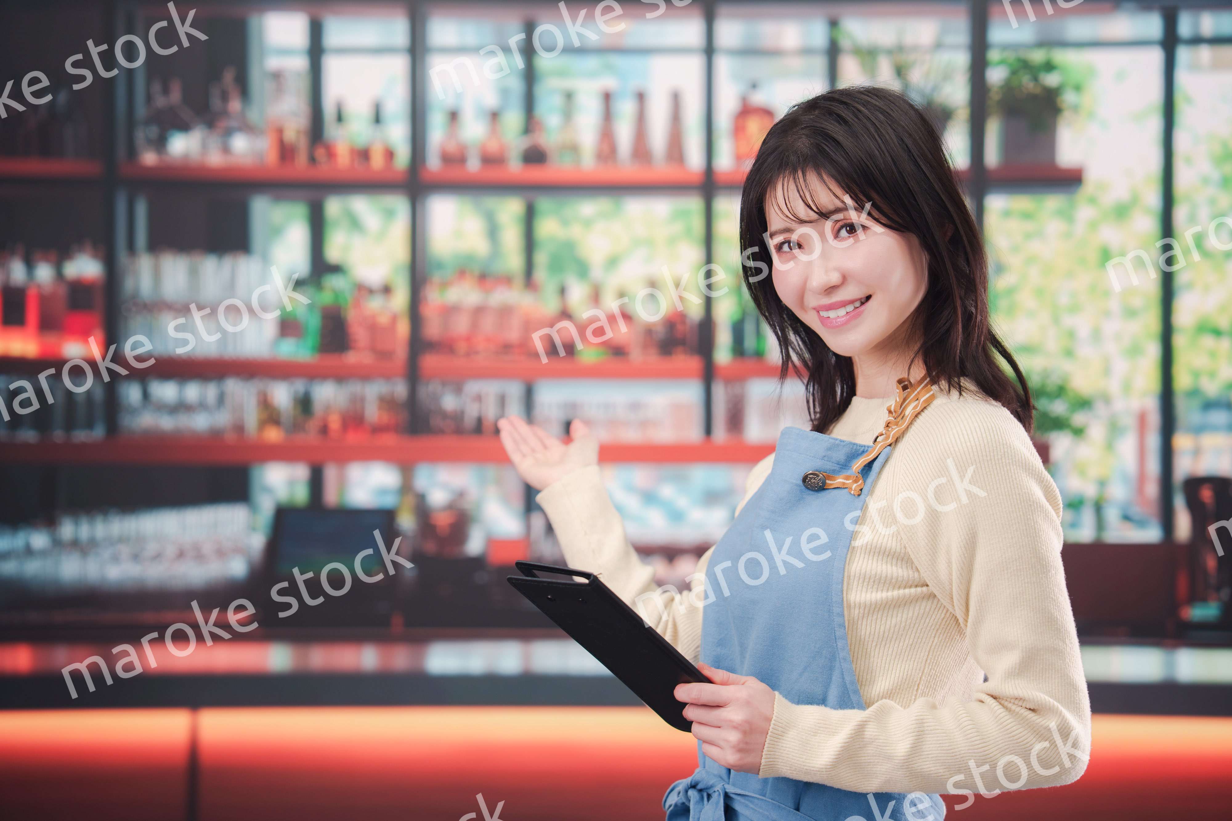 カフェ・バーで働く若い女性のスタッフ