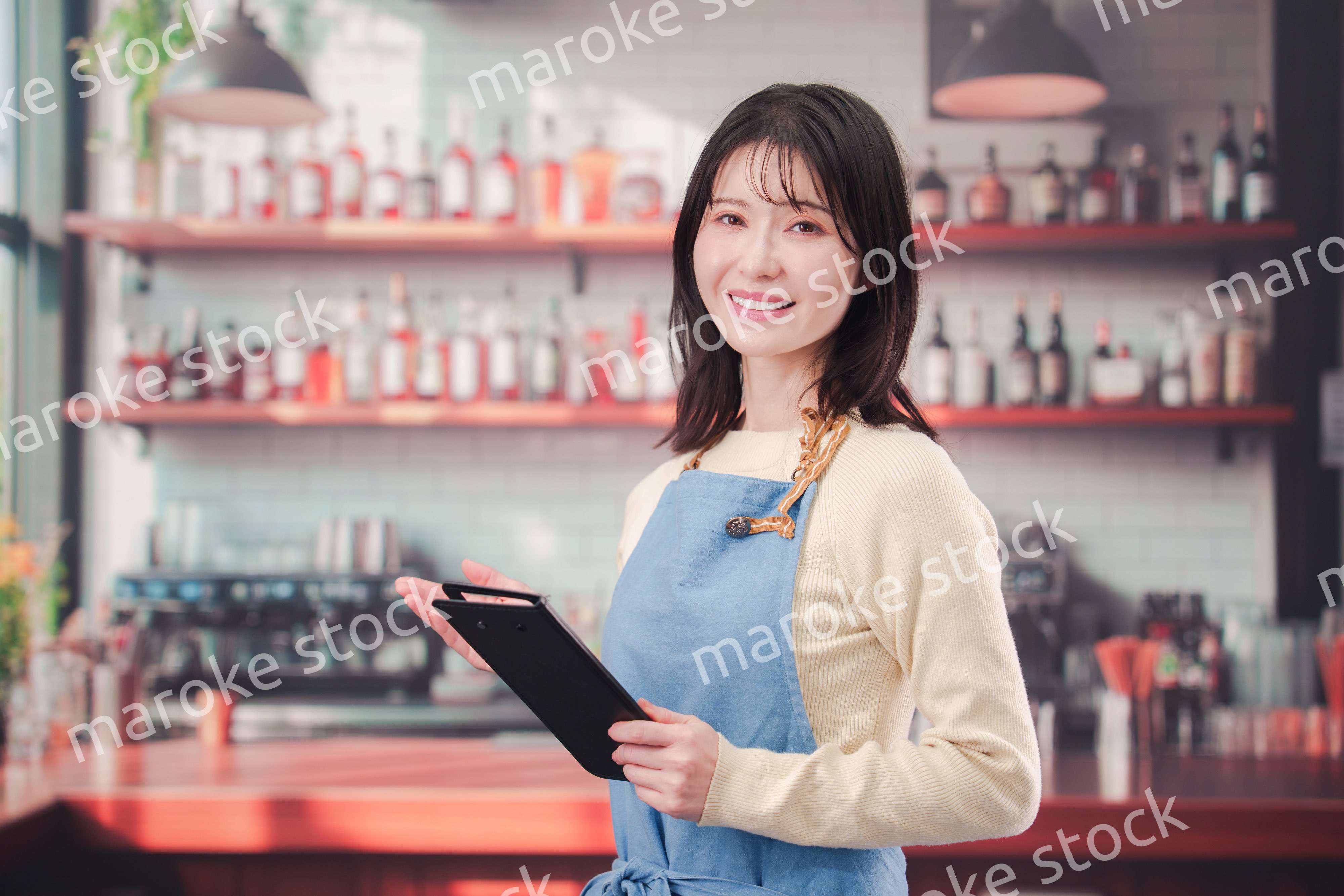 カフェ・バーで働く若い女性のスタッフ