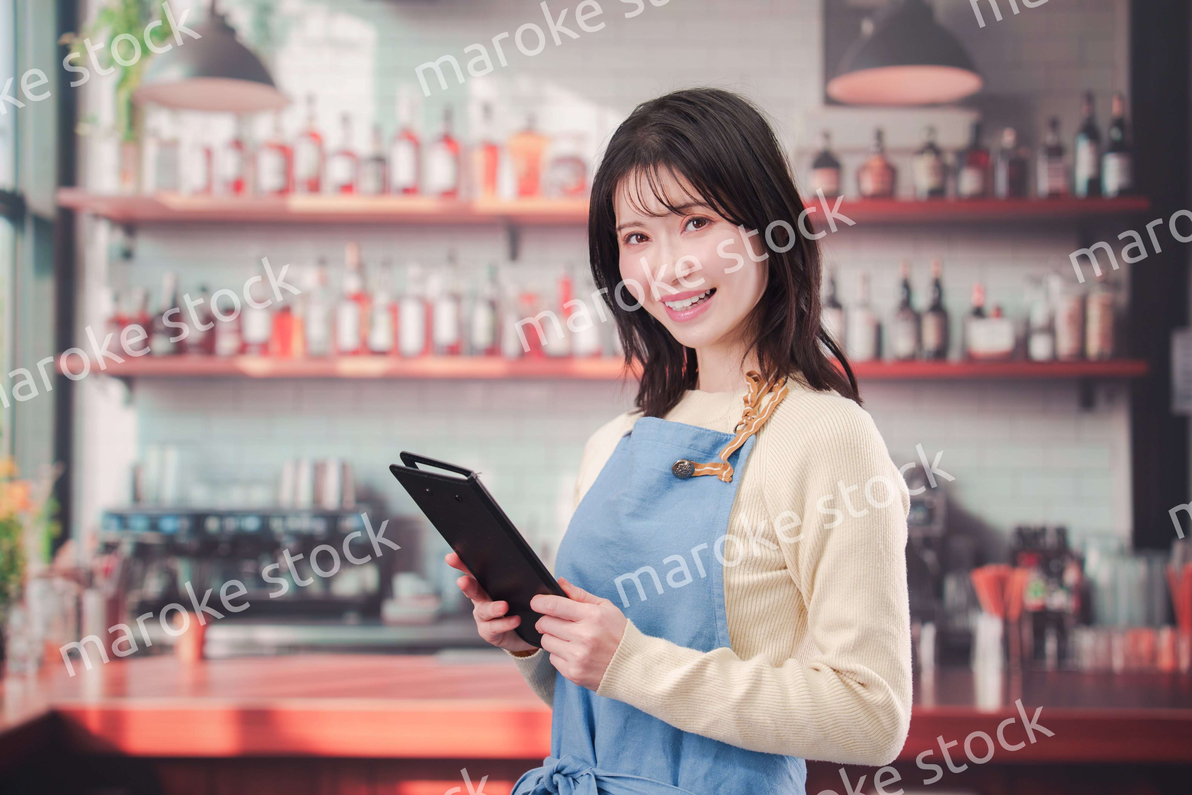 カフェ・バーで働く若い女性のスタッフ