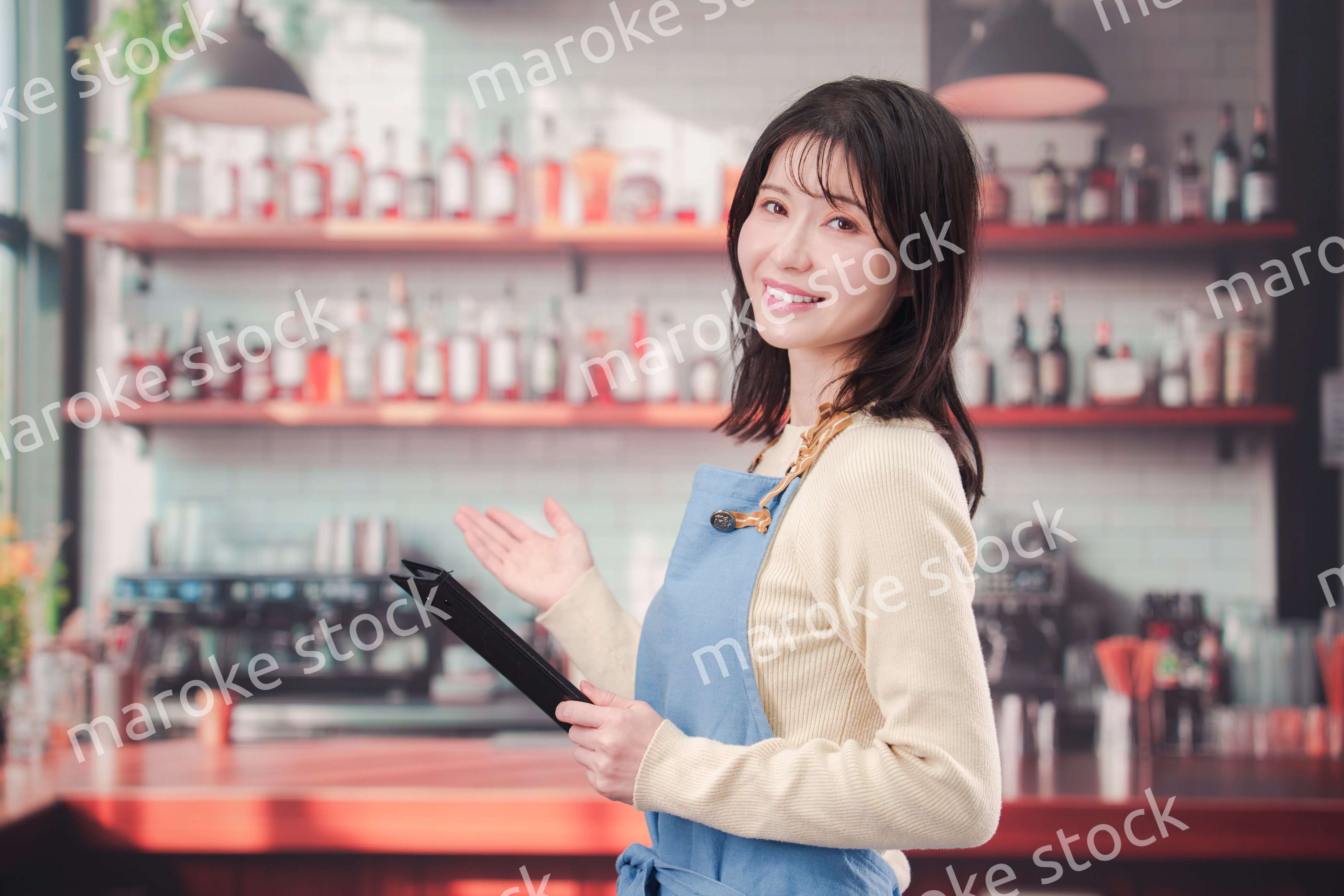 カフェ・バーで働く若い女性のスタッフ