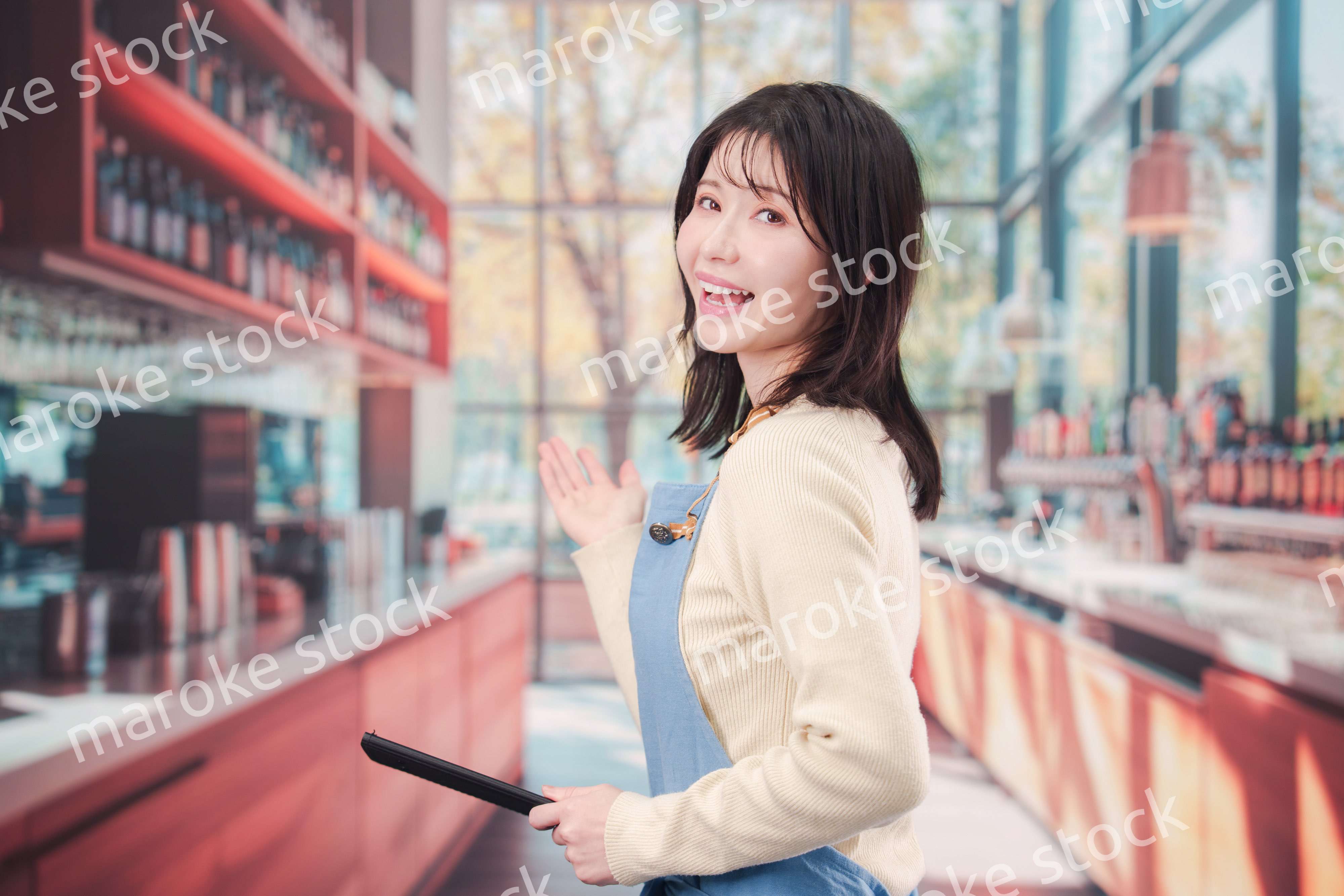 カフェ・バーで働く若い女性のスタッフ