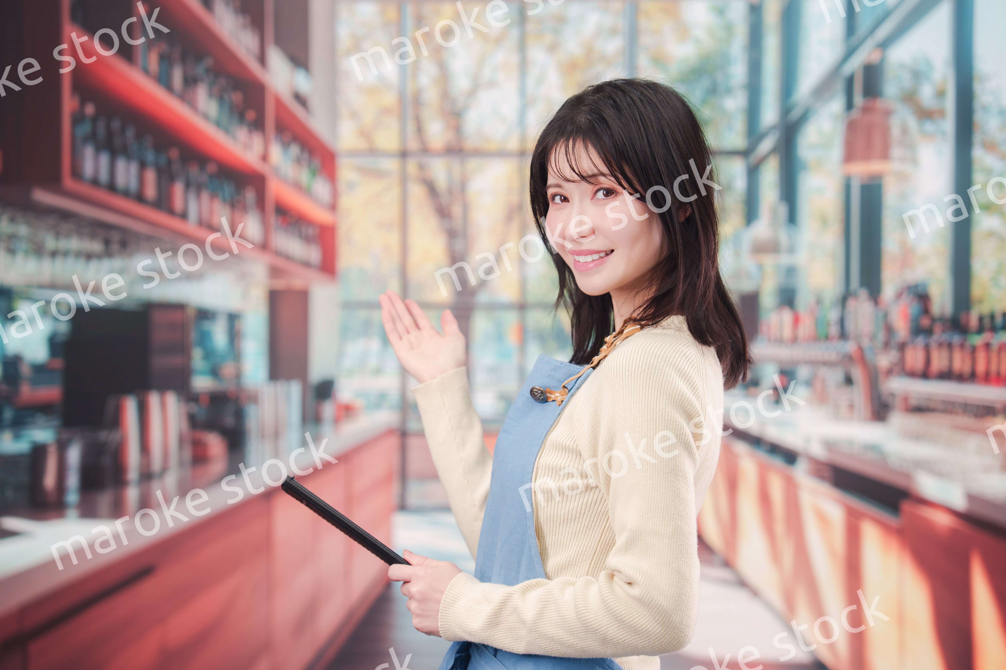 カフェ・バーで働く若い女性のスタッフ