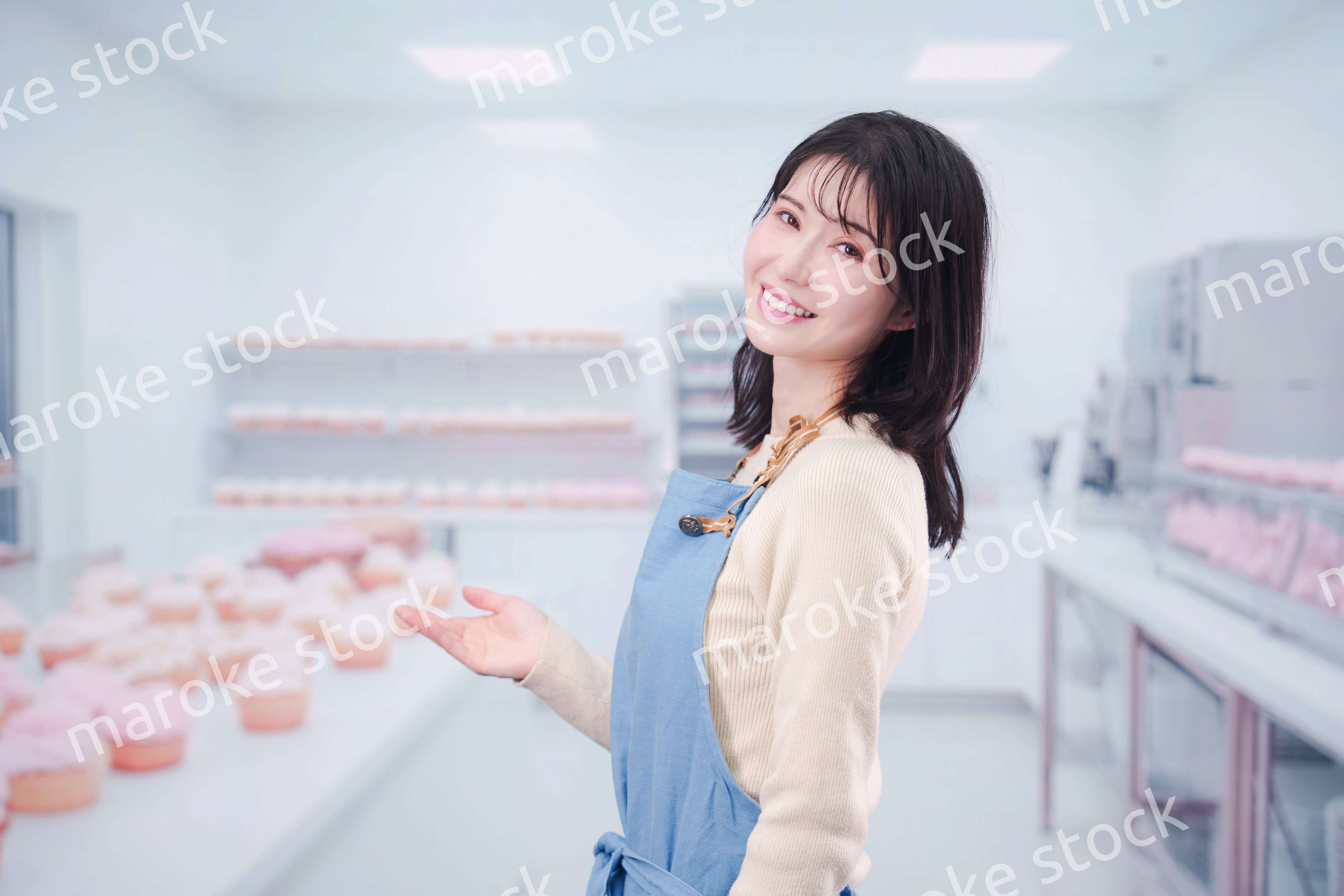 笑顔でお菓子作りをするパティシエの若い女性