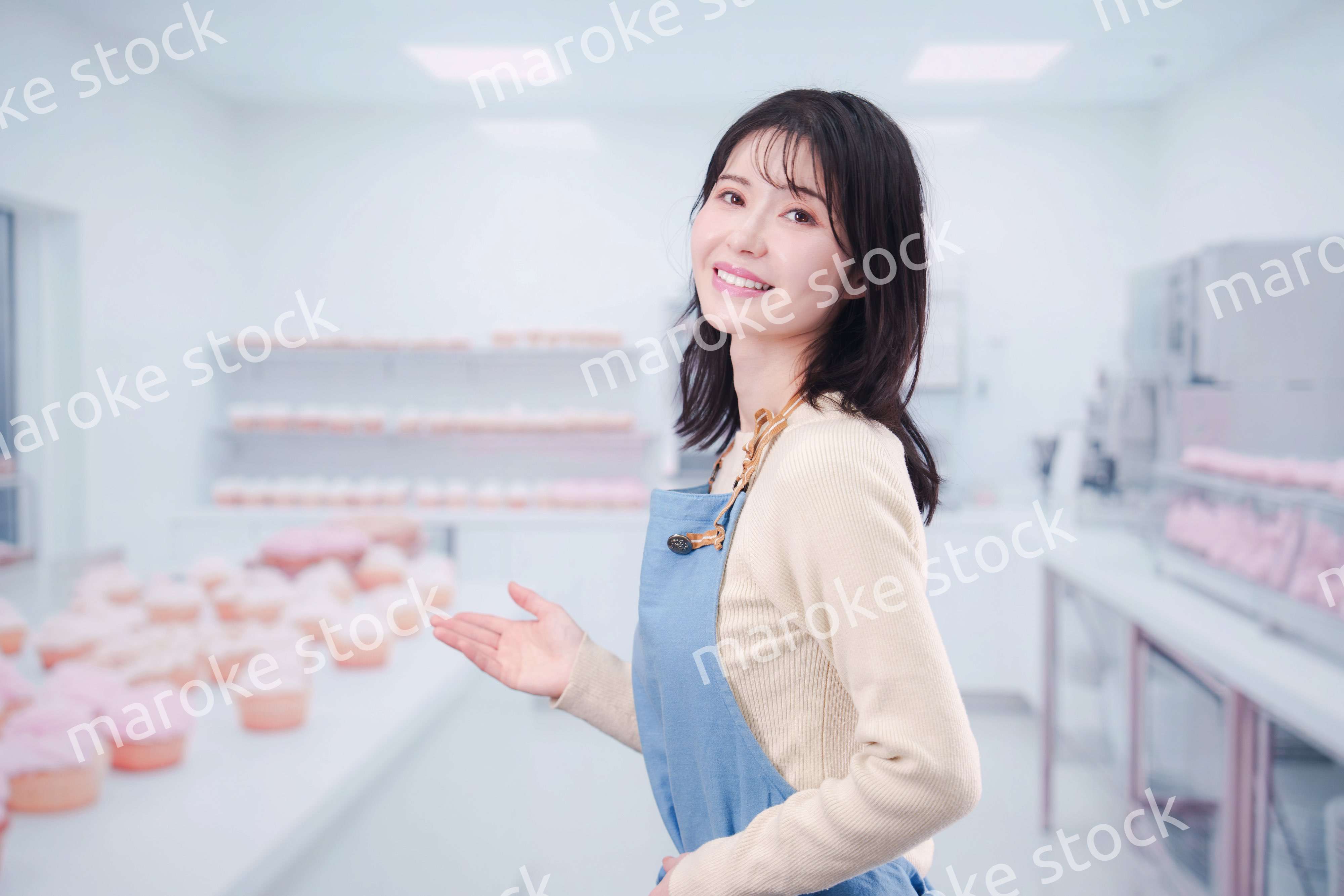 笑顔でお菓子作りをするパティシエの若い女性