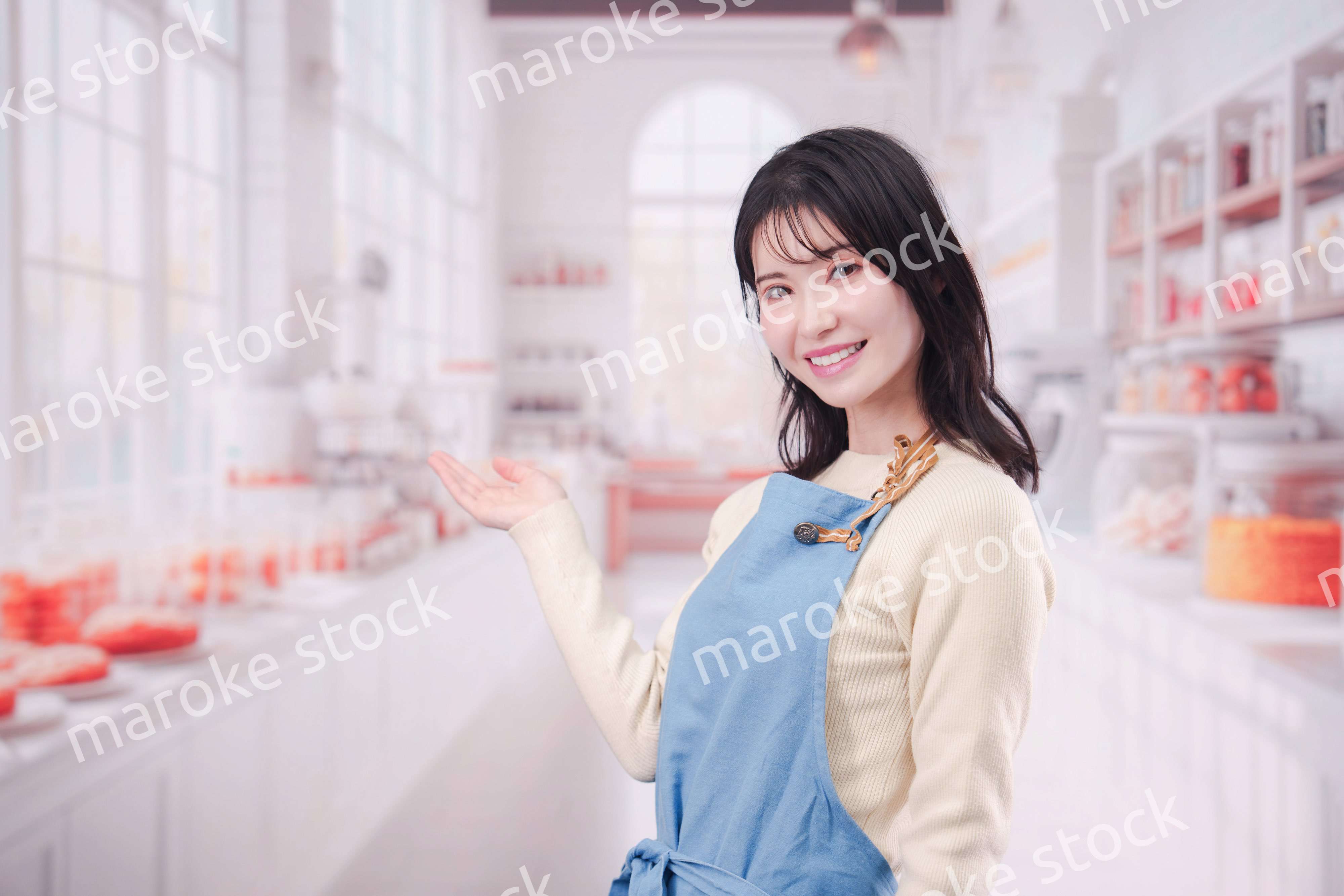 笑顔でお菓子作りをするパティシエの若い女性