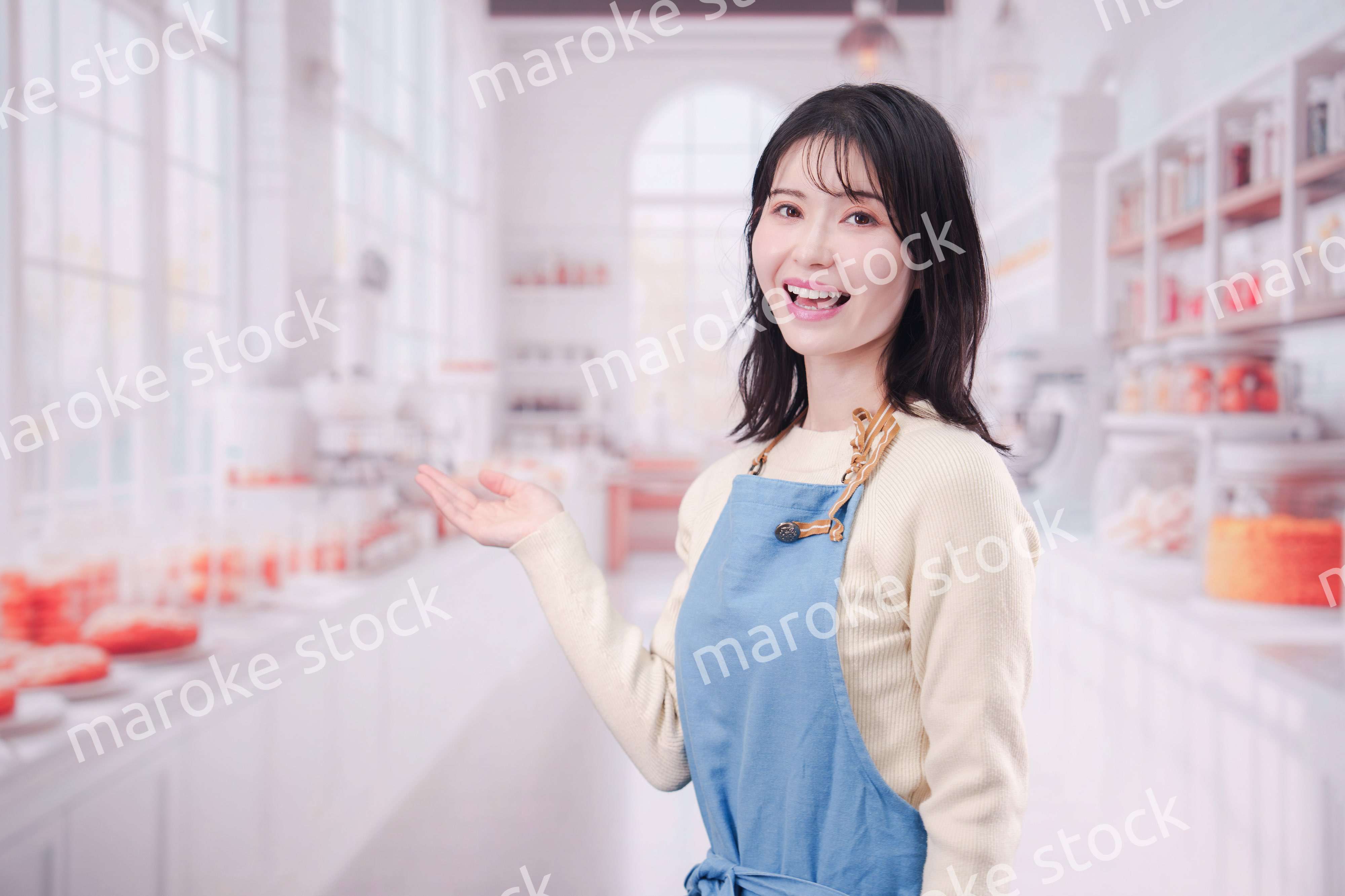 笑顔でお菓子作りをするパティシエの若い女性