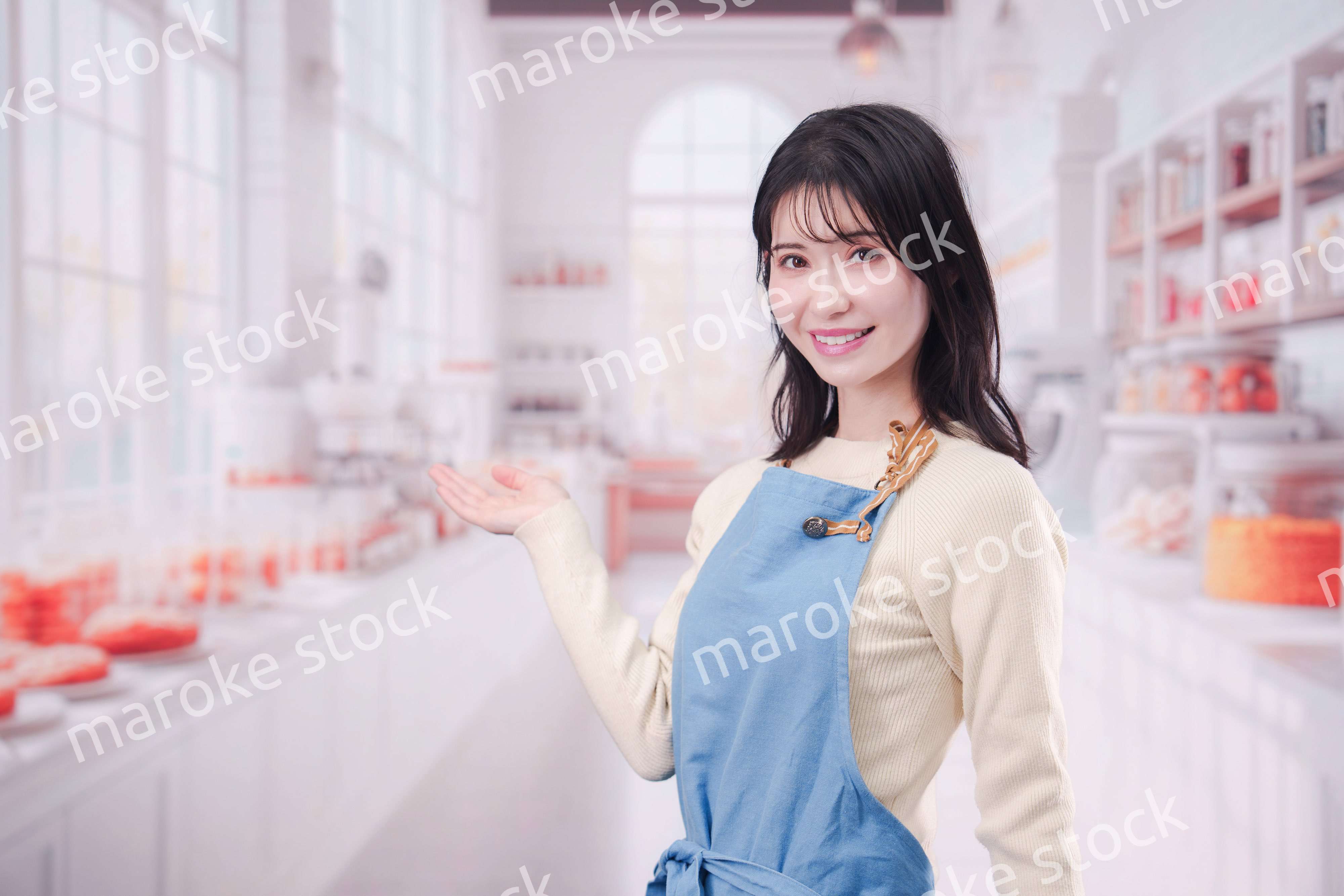 笑顔でお菓子作りをするパティシエの若い女性