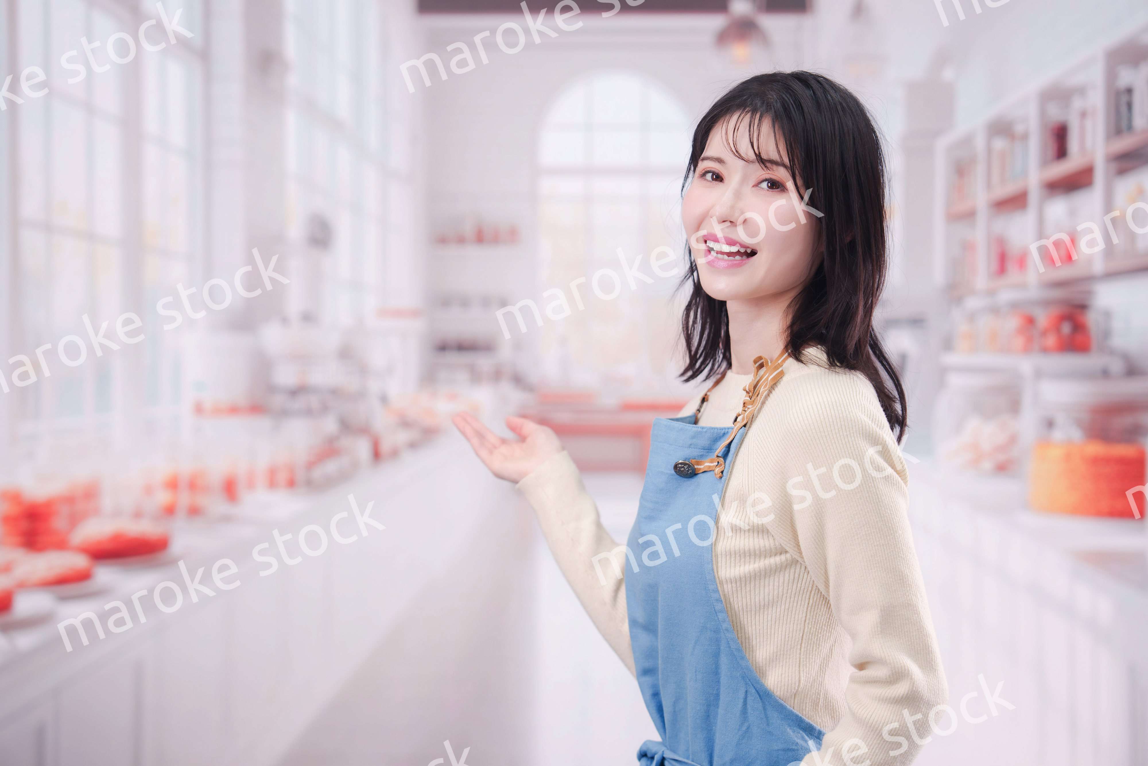 笑顔でお菓子作りをするパティシエの若い女性