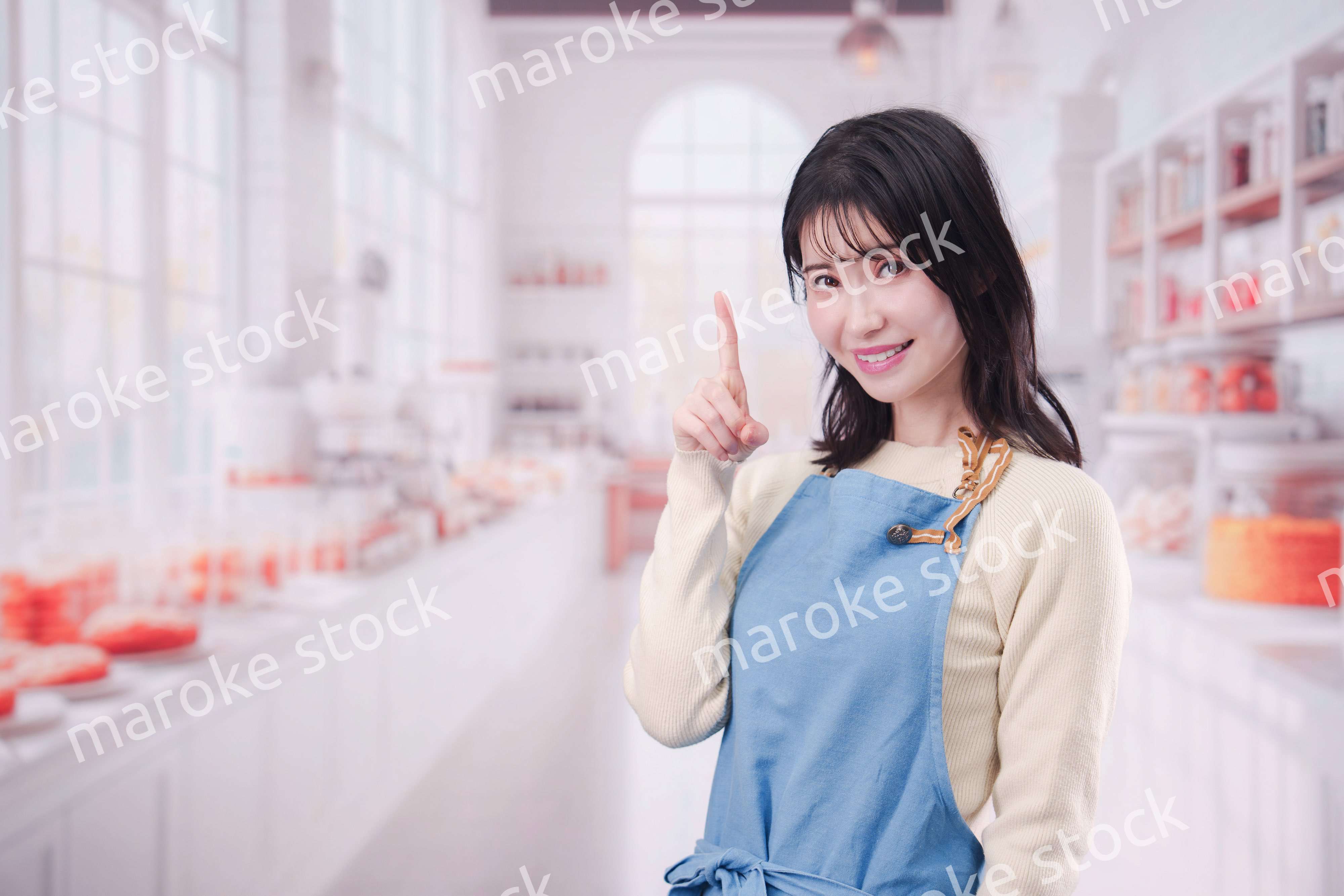 笑顔でお菓子作りをするパティシエの若い女性