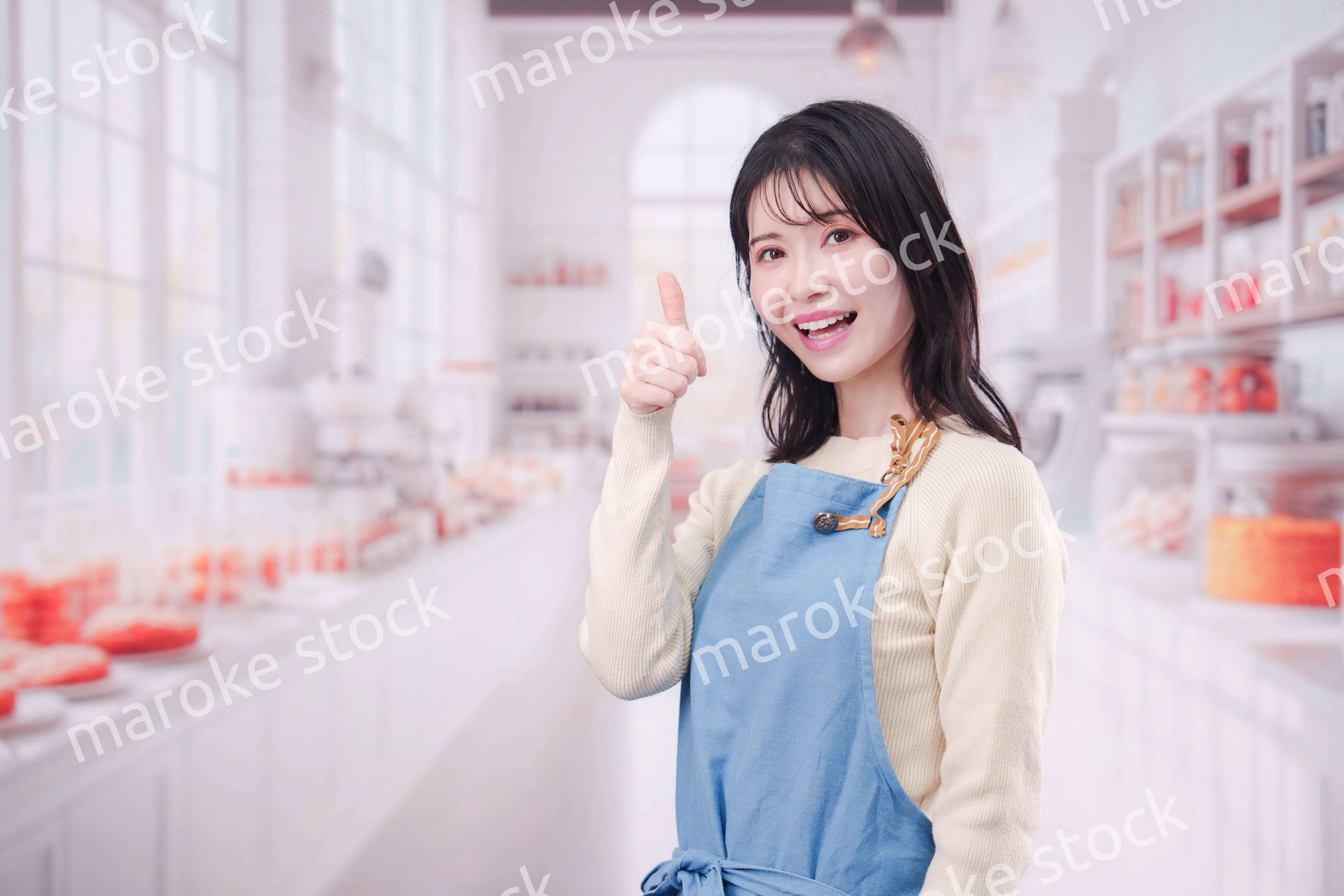 笑顔でお菓子作りをするパティシエの若い女性