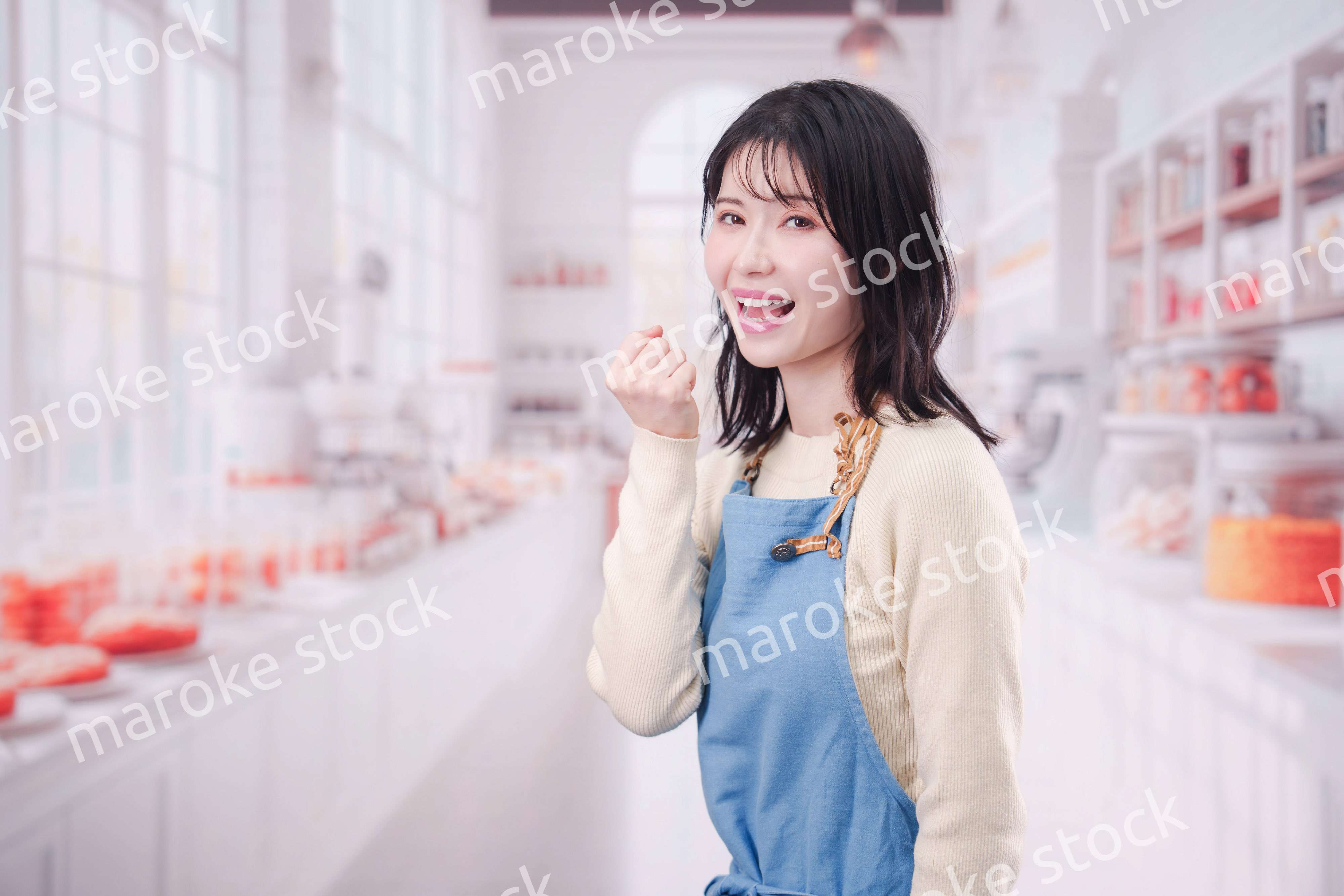 笑顔でお菓子作りをするパティシエの若い女性