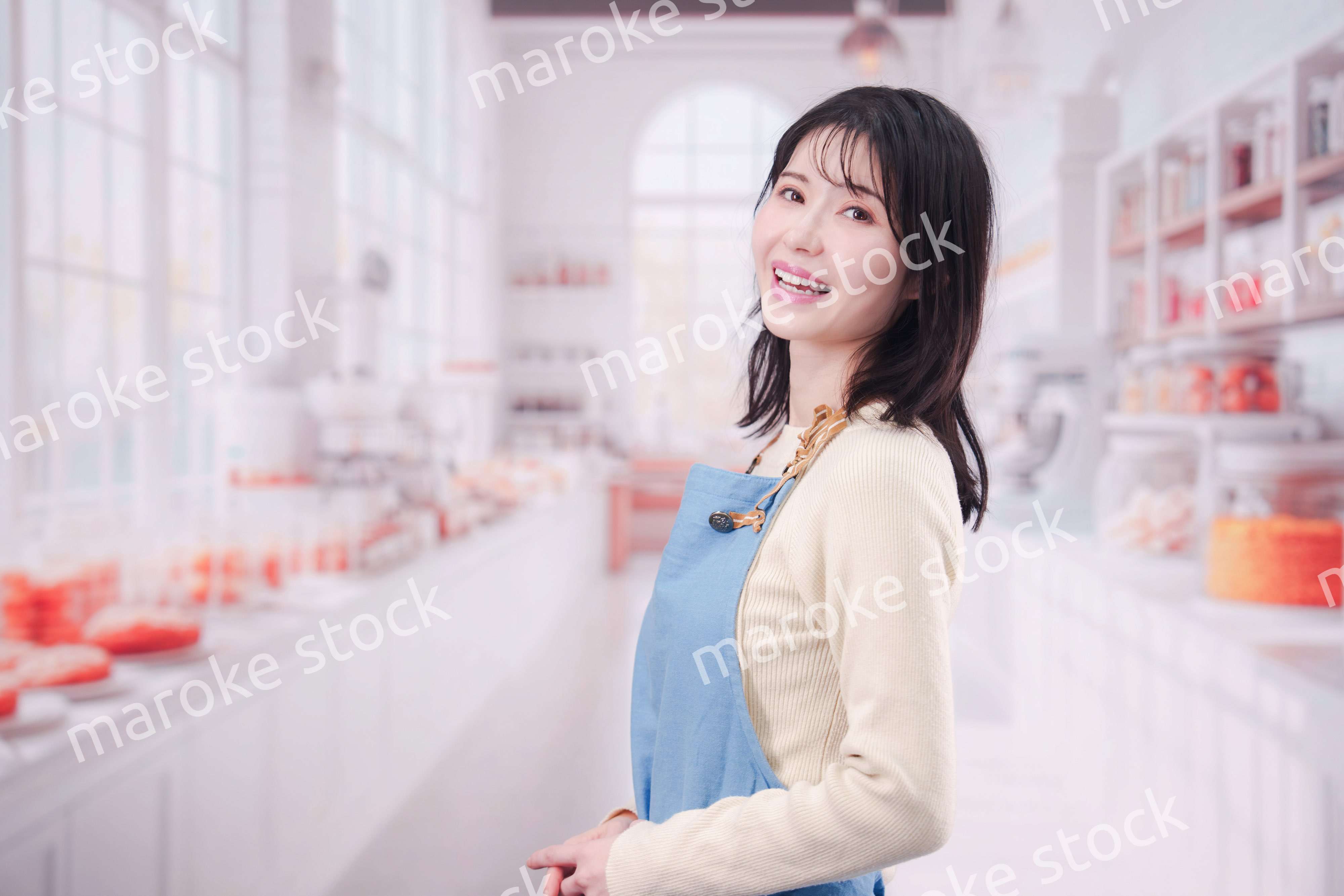 笑顔でお菓子作りをするパティシエの若い女性