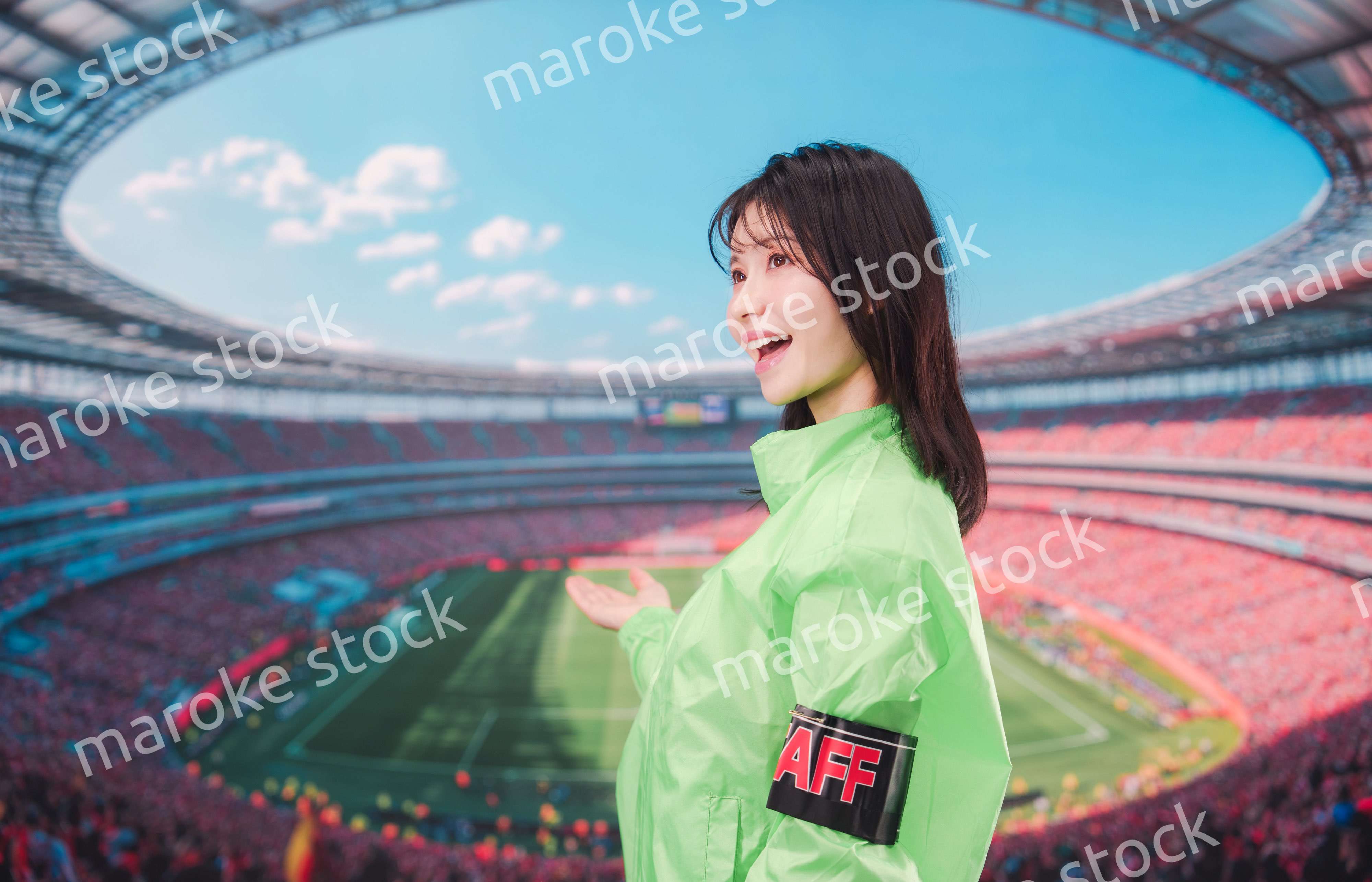 スタジアムで案内をするイベントスタッフの女性