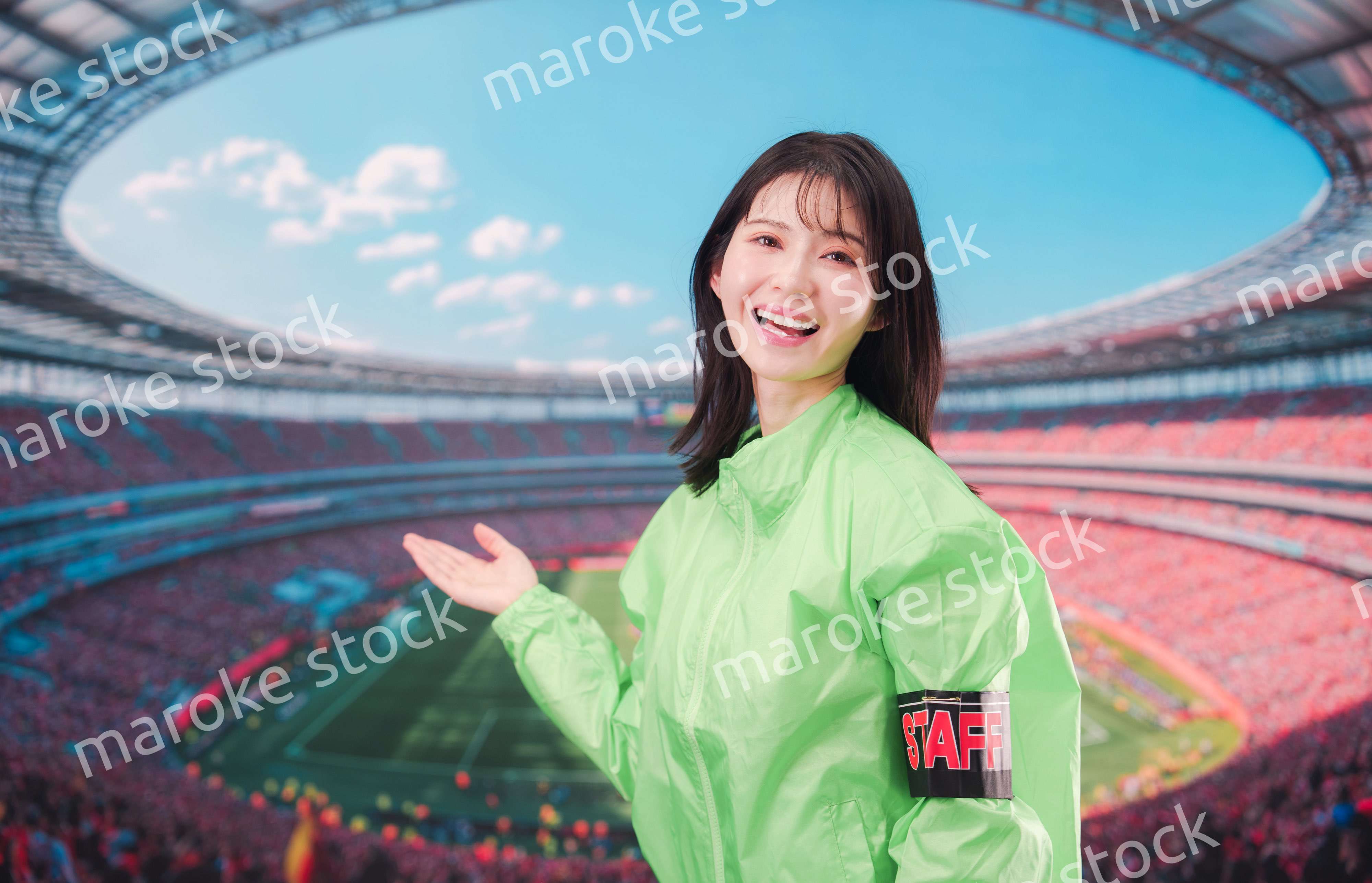 スタジアムで案内をするイベントスタッフの女性