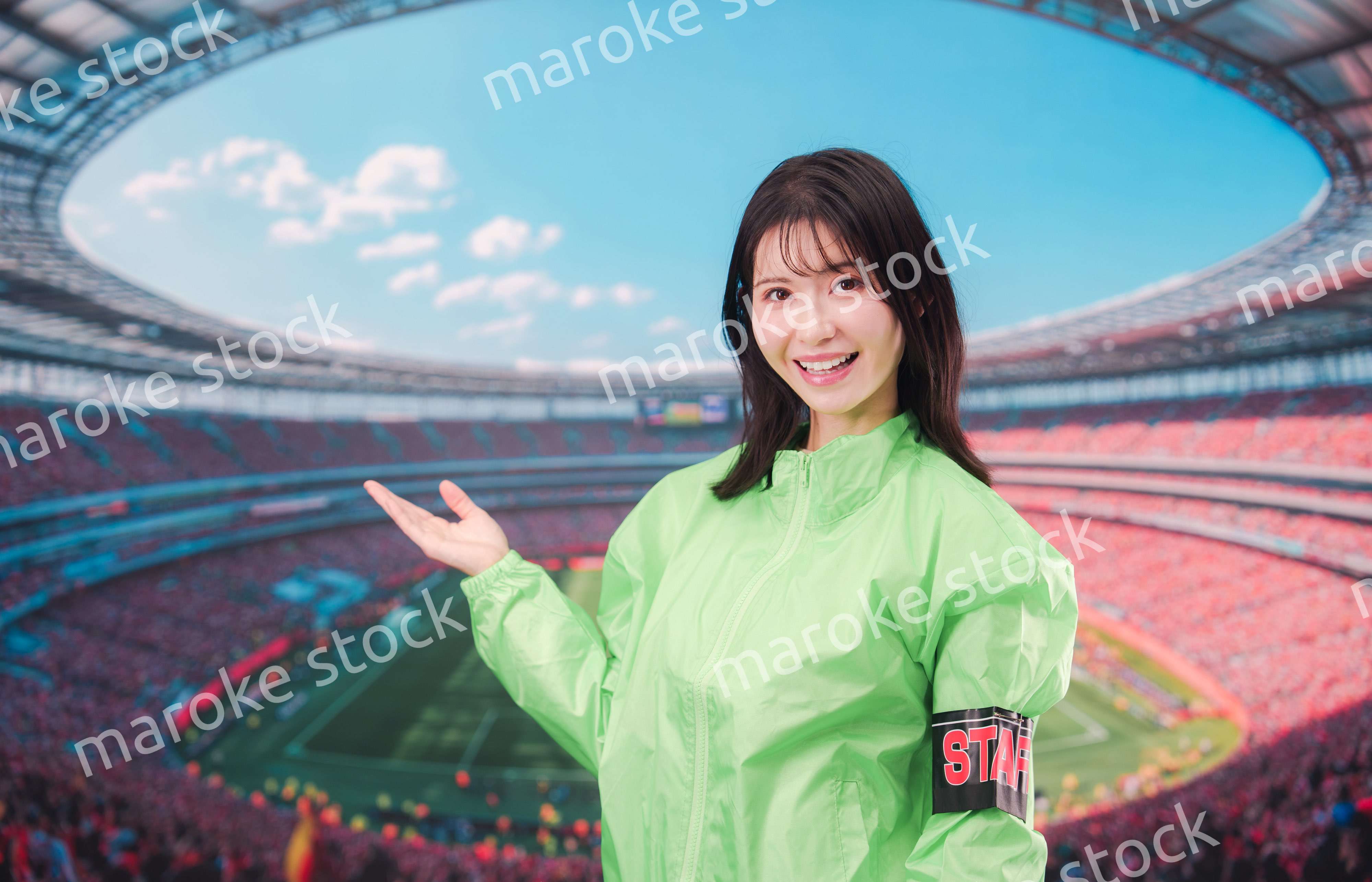 スタジアムで案内をするイベントスタッフの女性