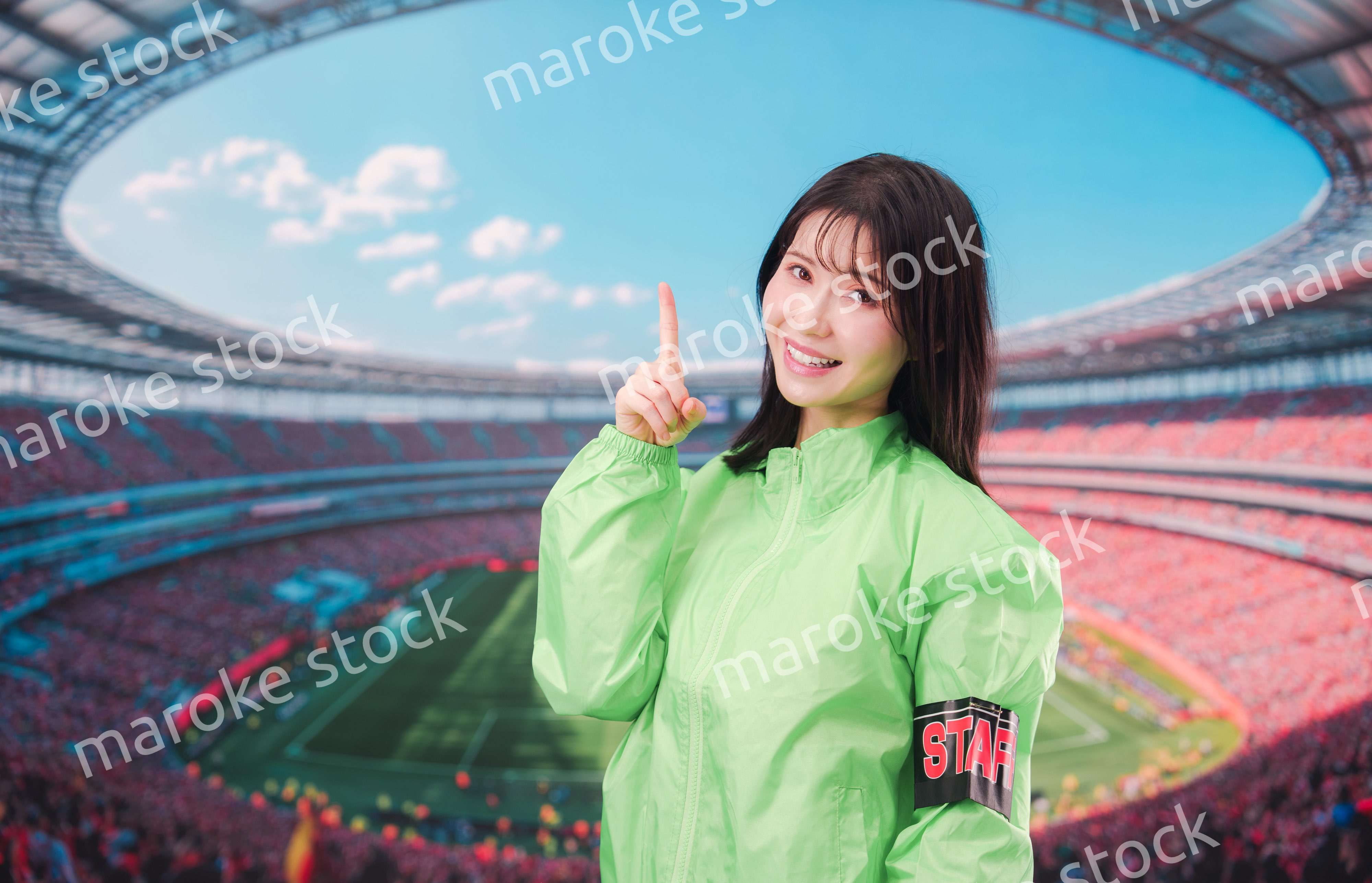 スタジアムで案内をするイベントスタッフの女性