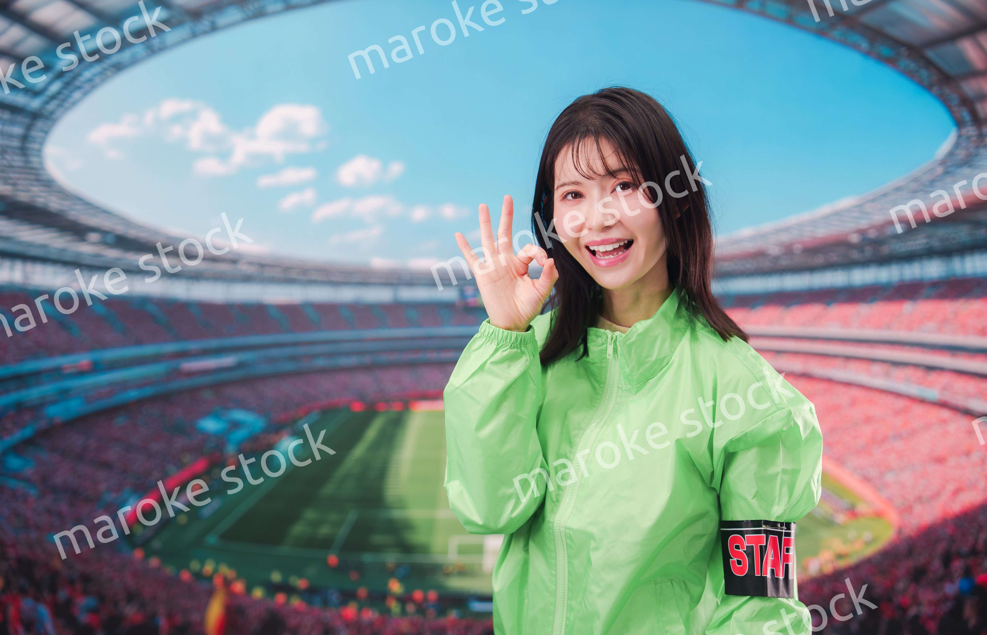 スタジアムで案内をするイベントスタッフの女性