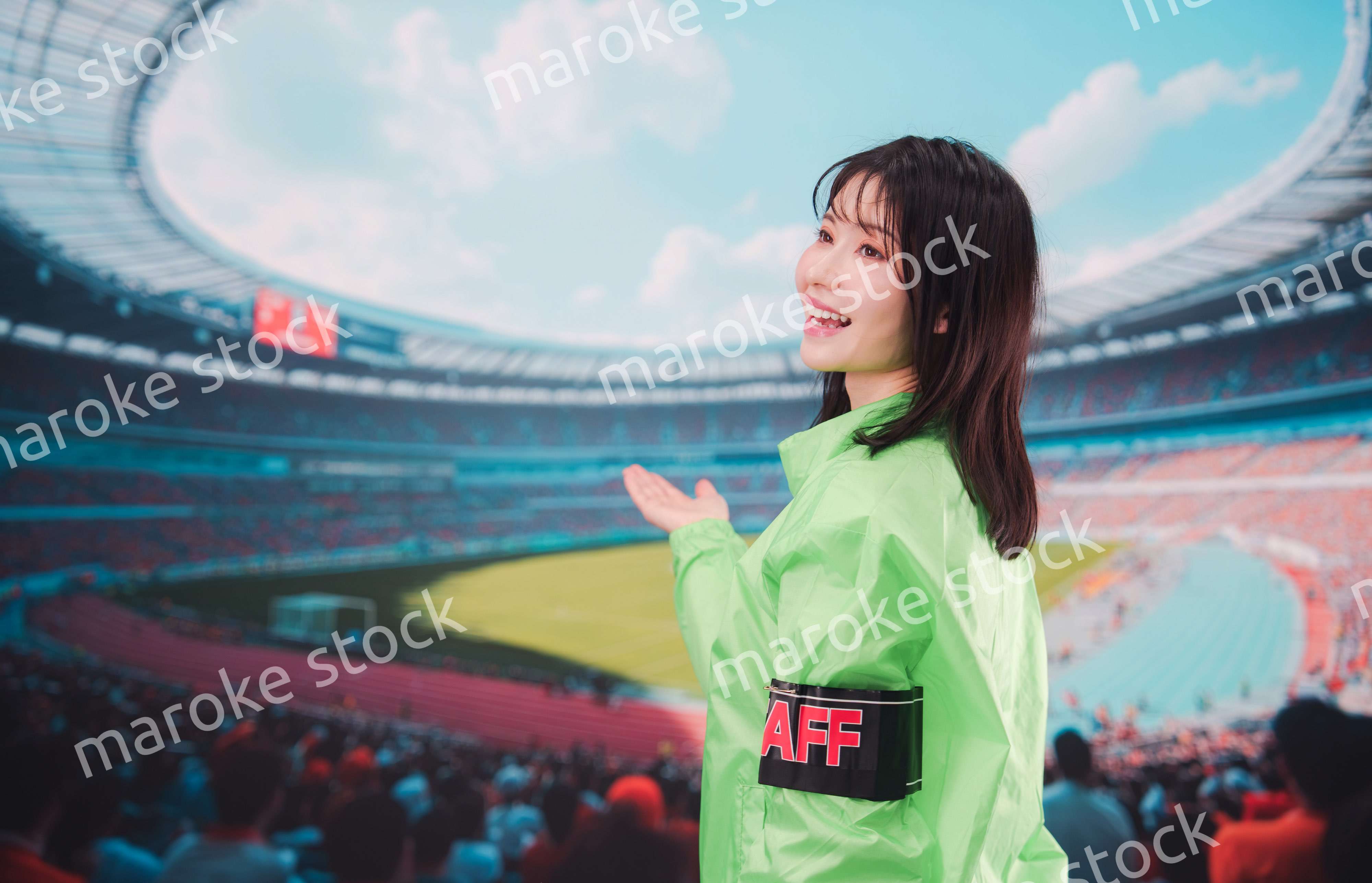 スタジアムで案内をするイベントスタッフの女性