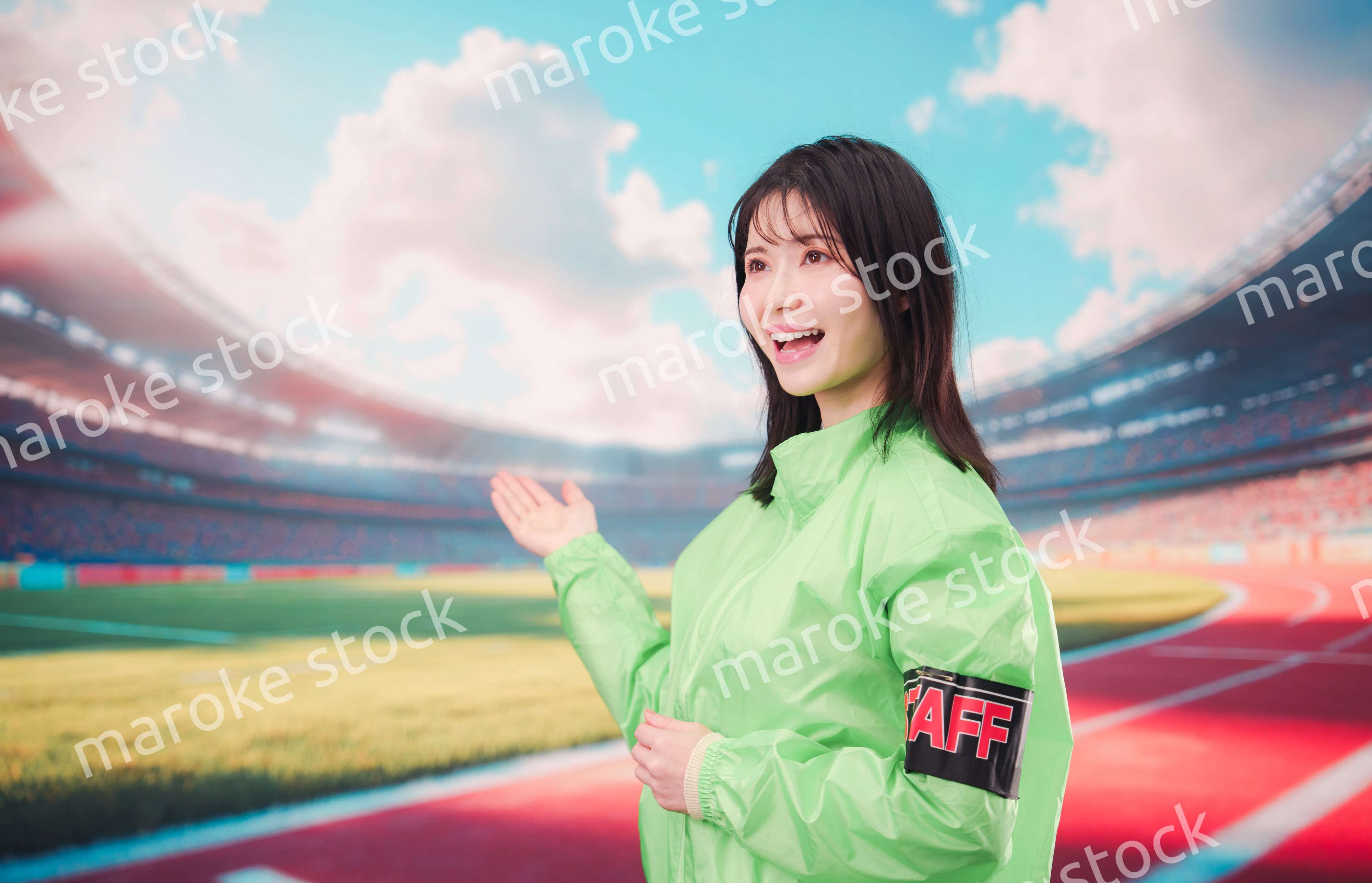 スタジアムで案内をするイベントスタッフの女性