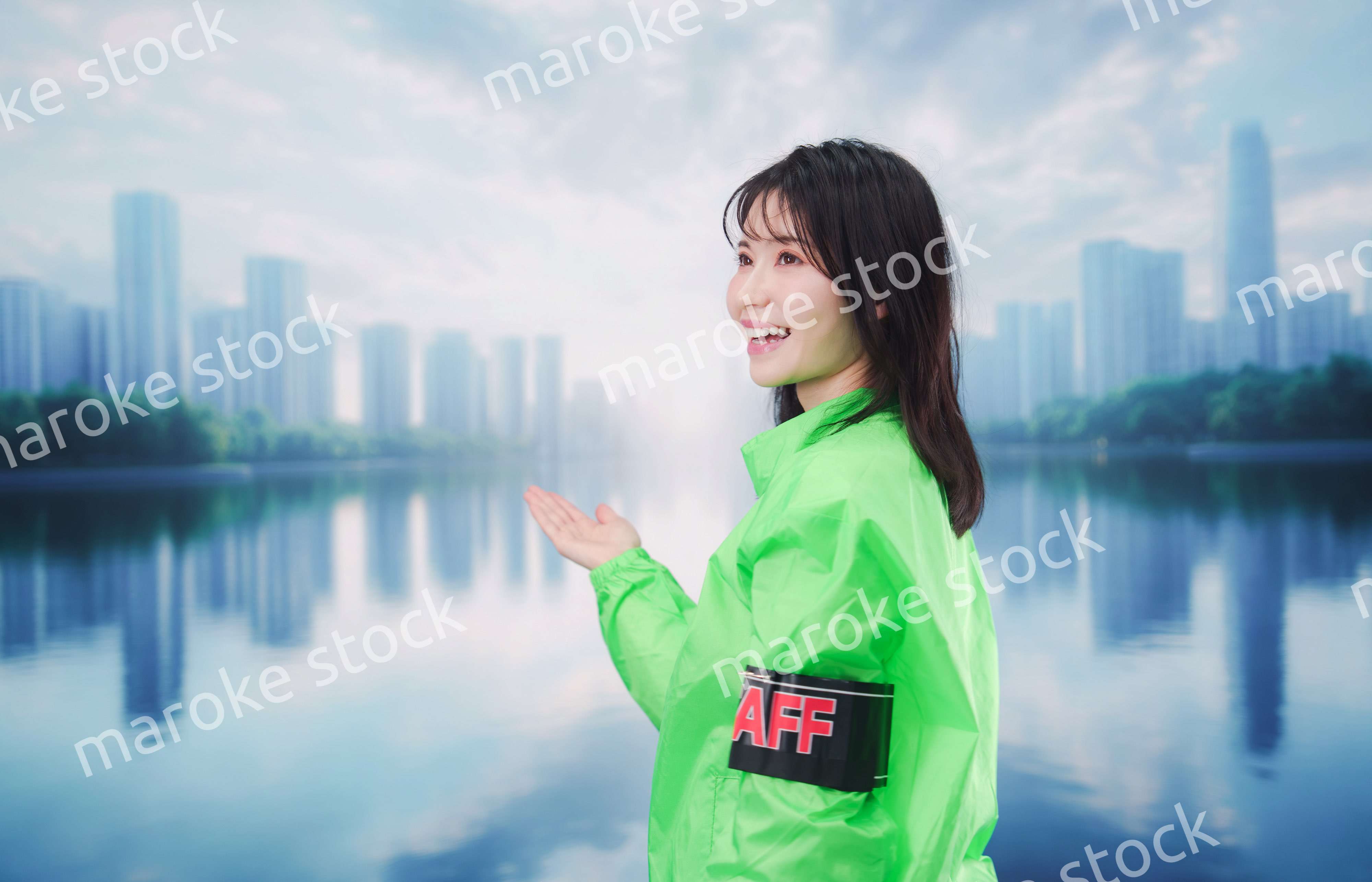 街頭で案内をする女性のイベントスタッフ