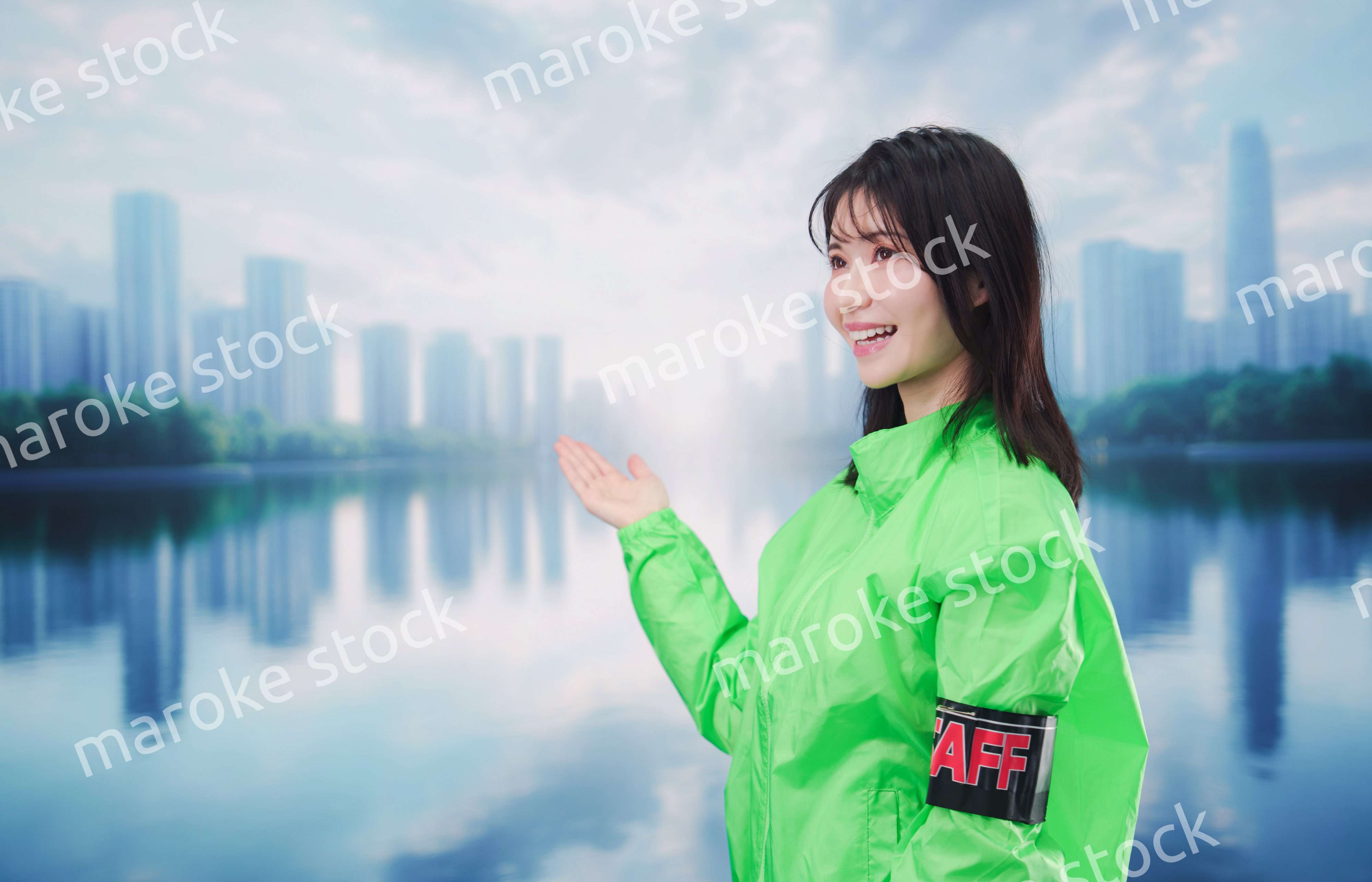 街頭で案内をする女性のイベントスタッフ