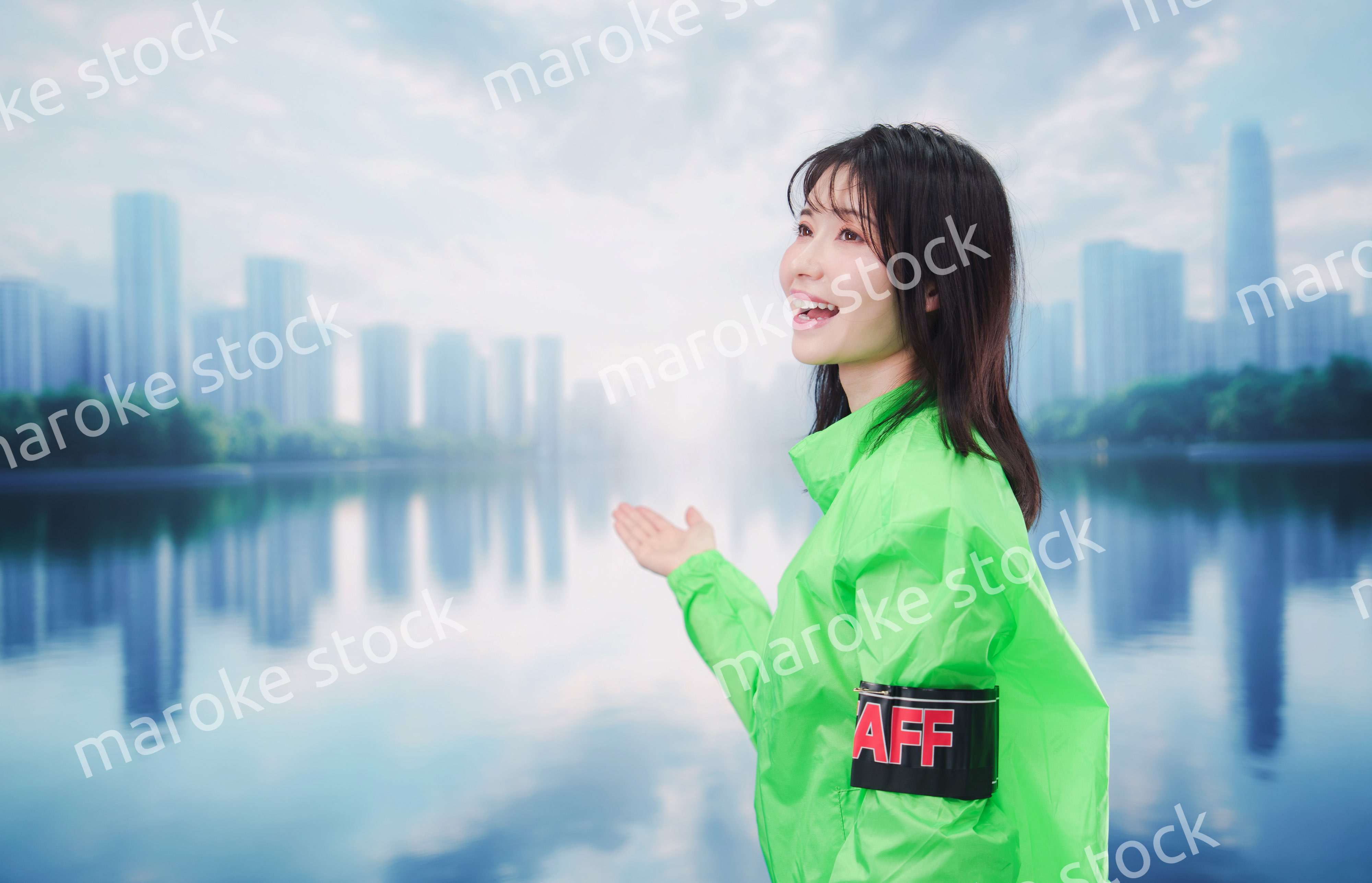 街頭で案内をする女性のイベントスタッフ