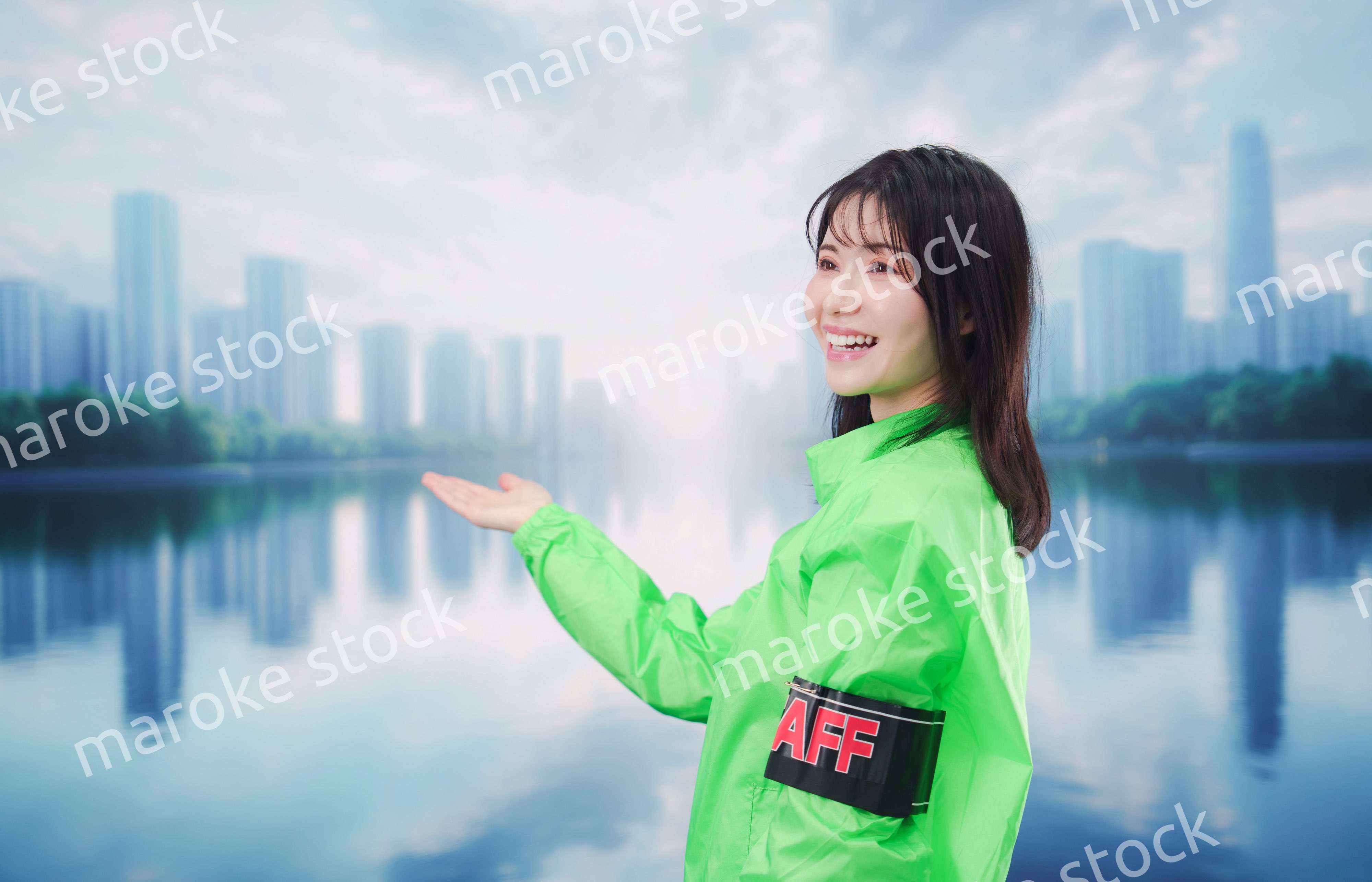 街頭で案内をする女性のイベントスタッフ