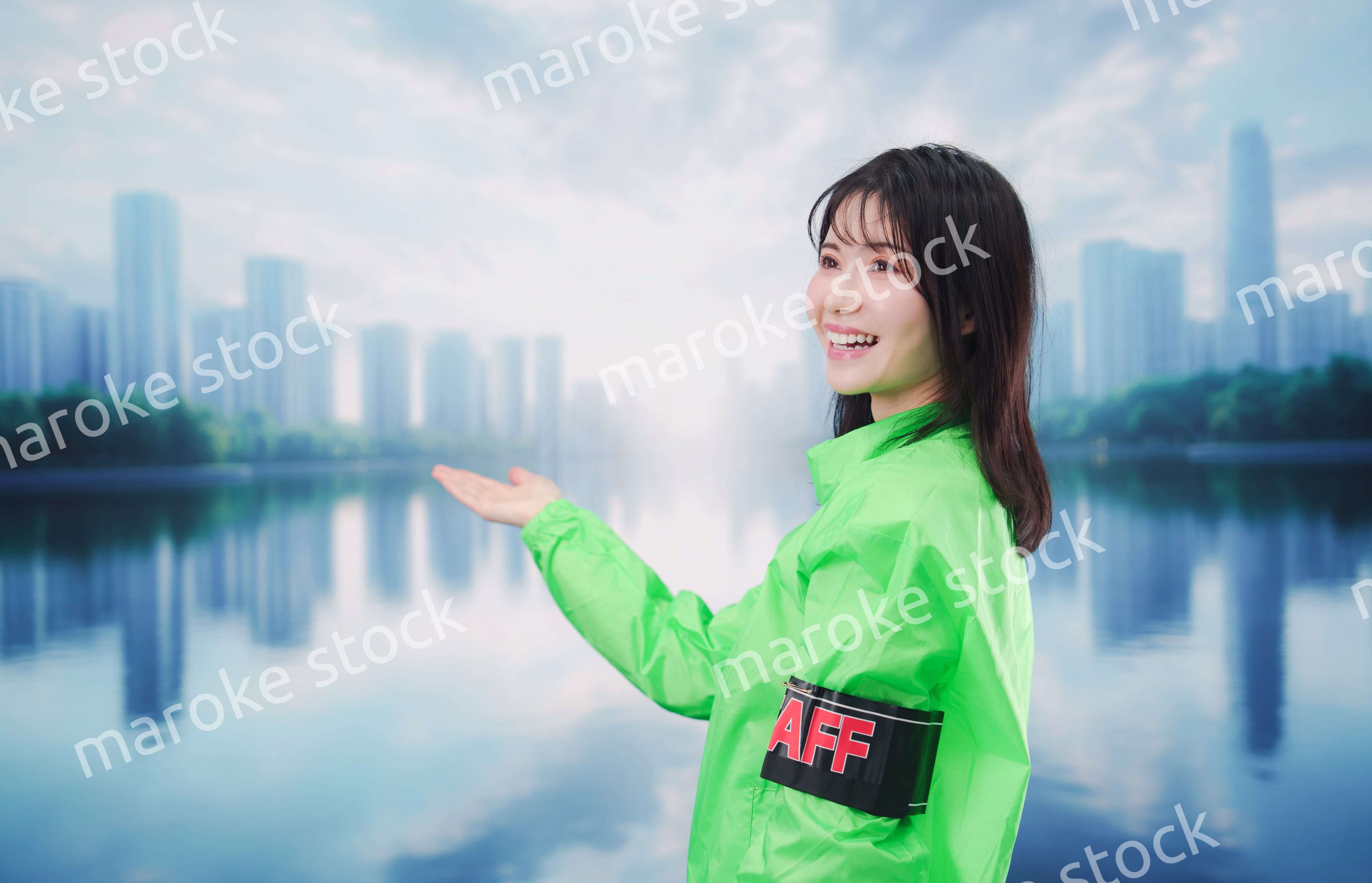 街頭で案内をする女性のイベントスタッフ