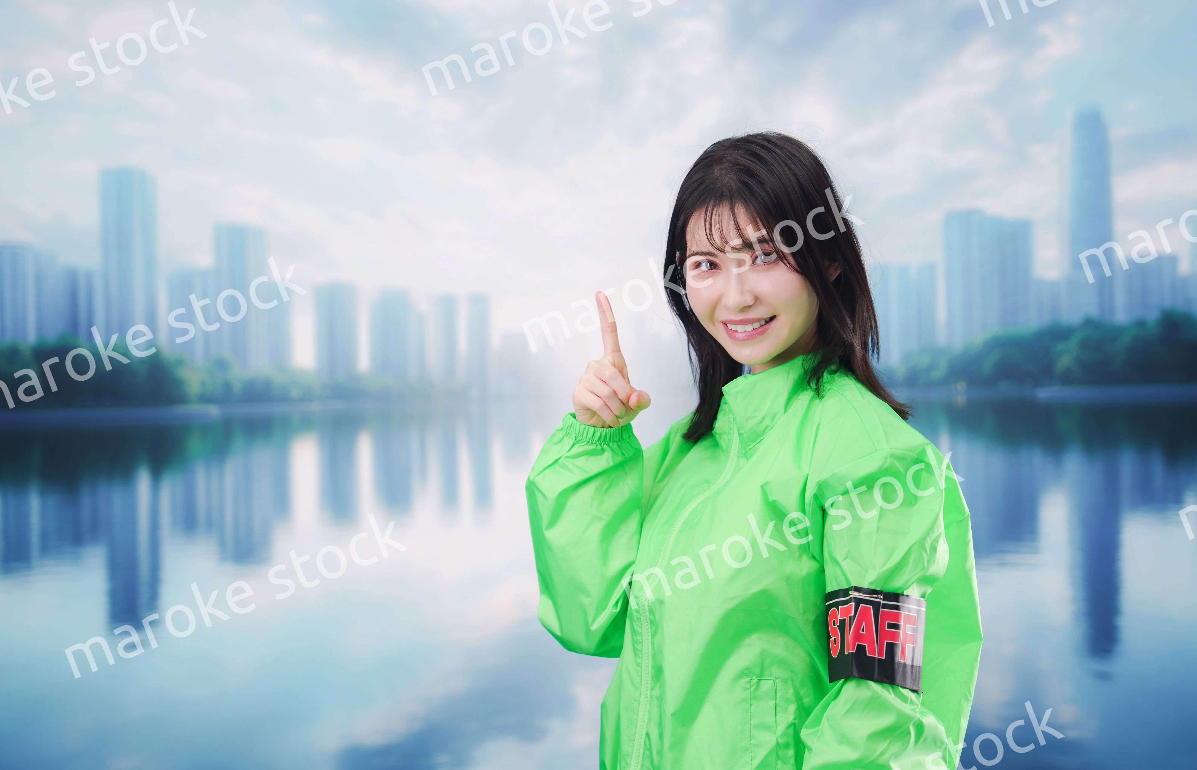 街頭で案内をする女性のイベントスタッフ