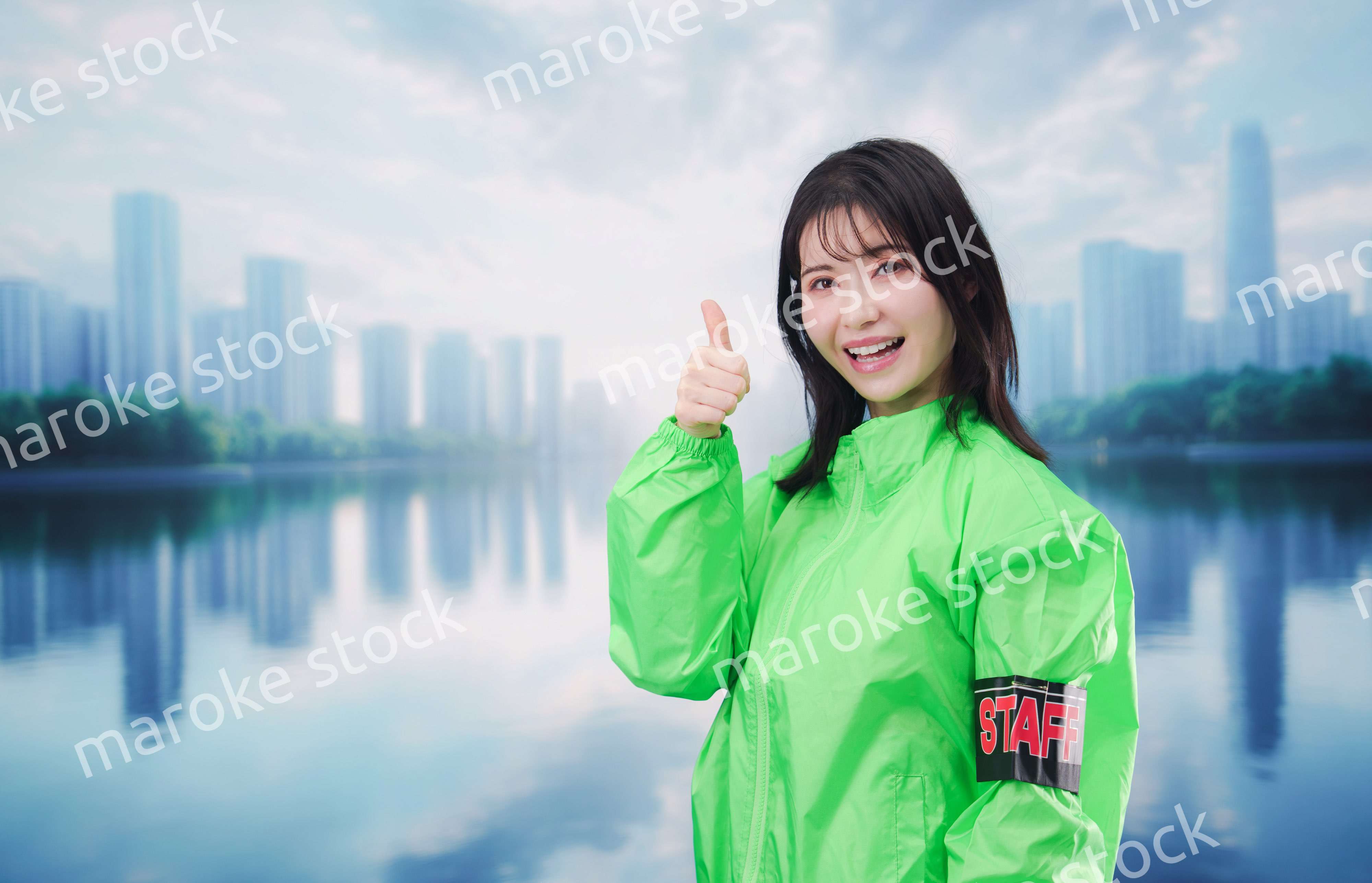 街頭で案内をする女性のイベントスタッフ