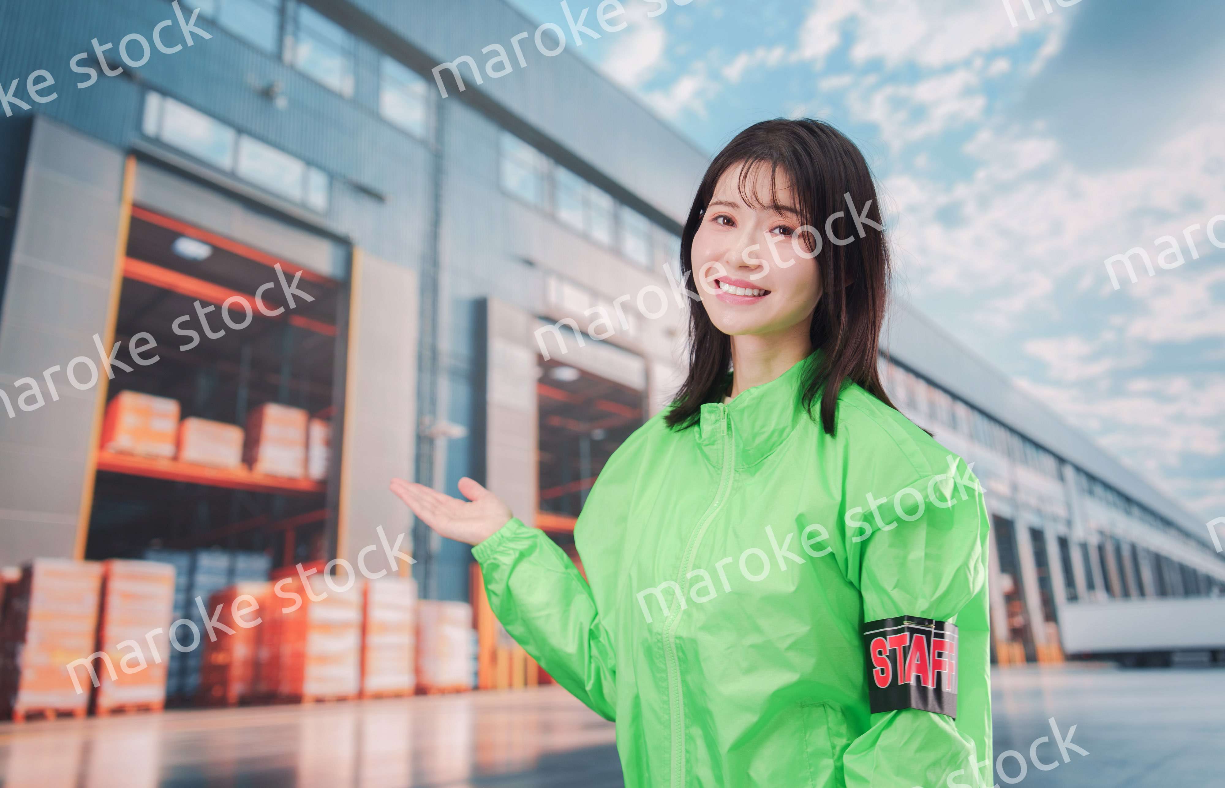 物流センターでお客様を案内するスタッフ