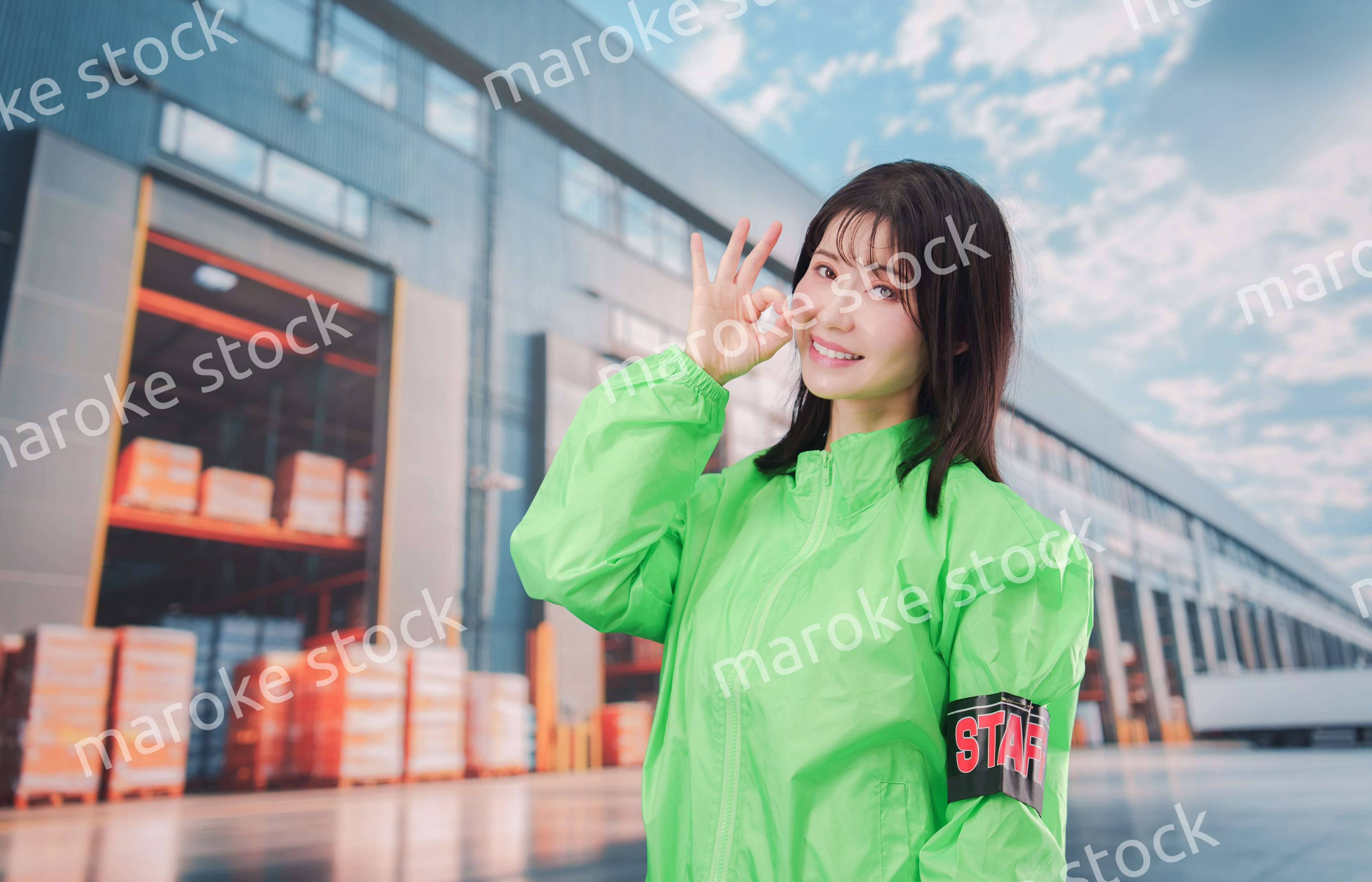 物流センターでお客様を案内するスタッフ