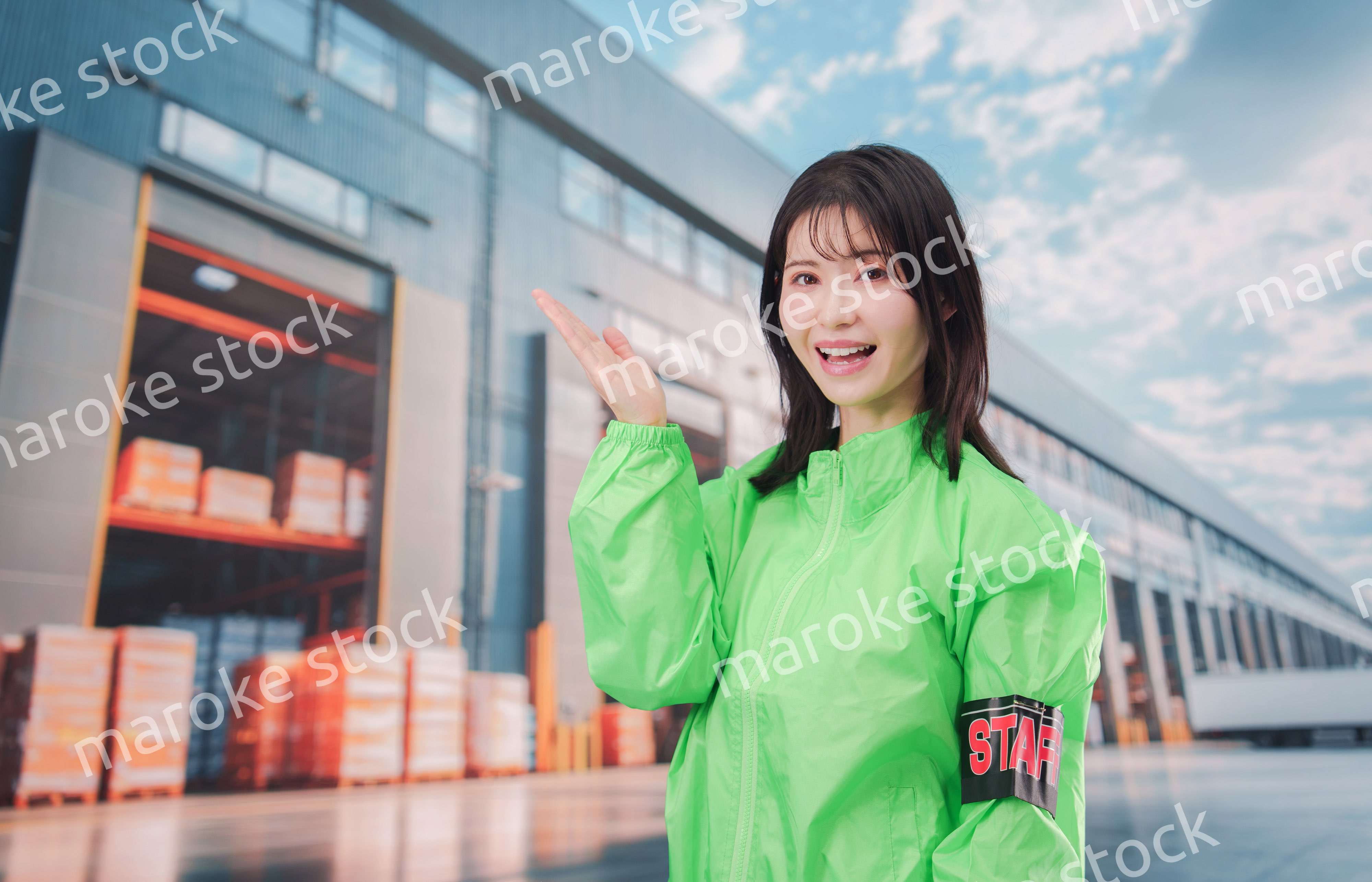 物流センターでお客様を案内するスタッフ