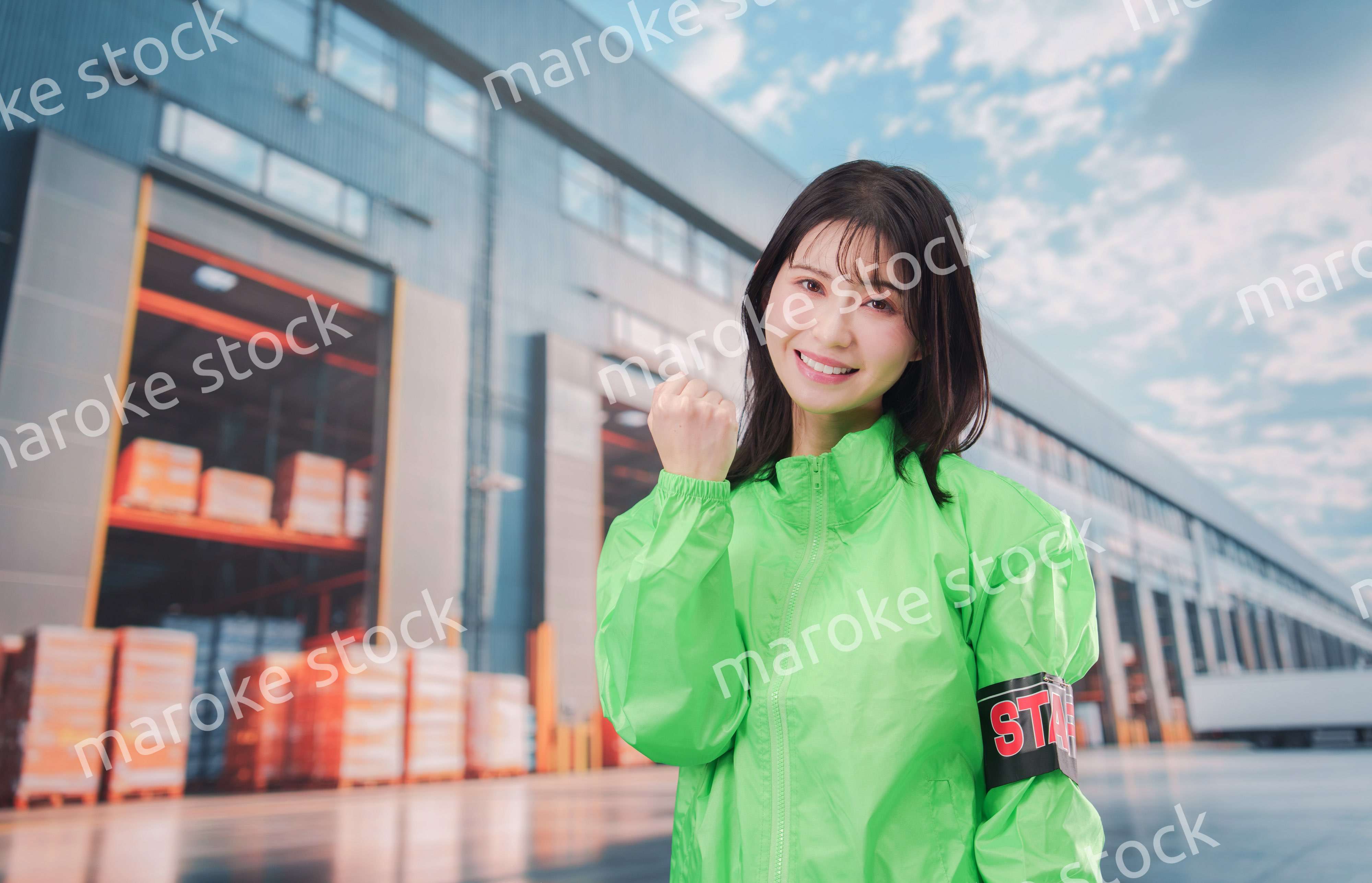 物流センターでお客様を案内するスタッフ