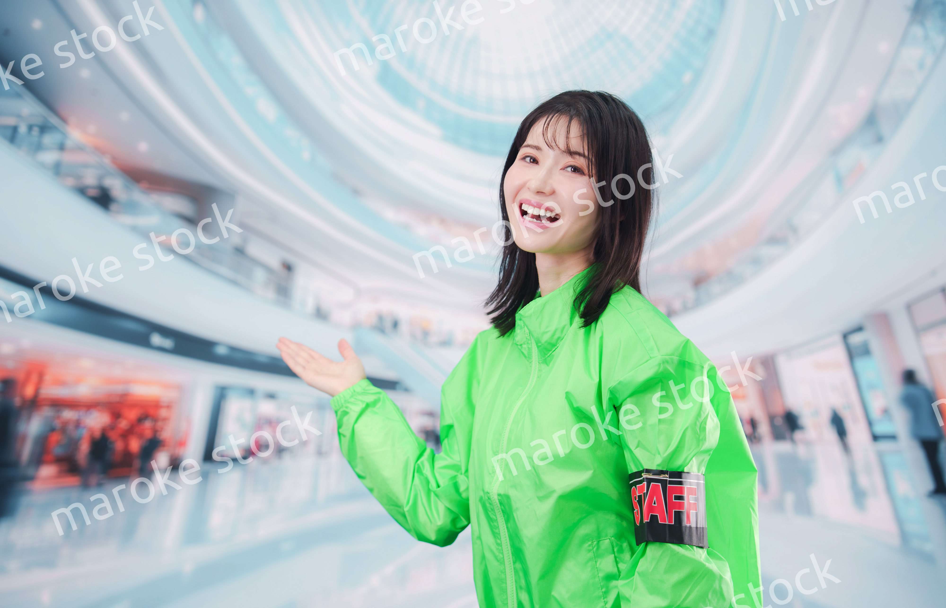 ショッピングモールでお客様の案内をするイベントスタッフ