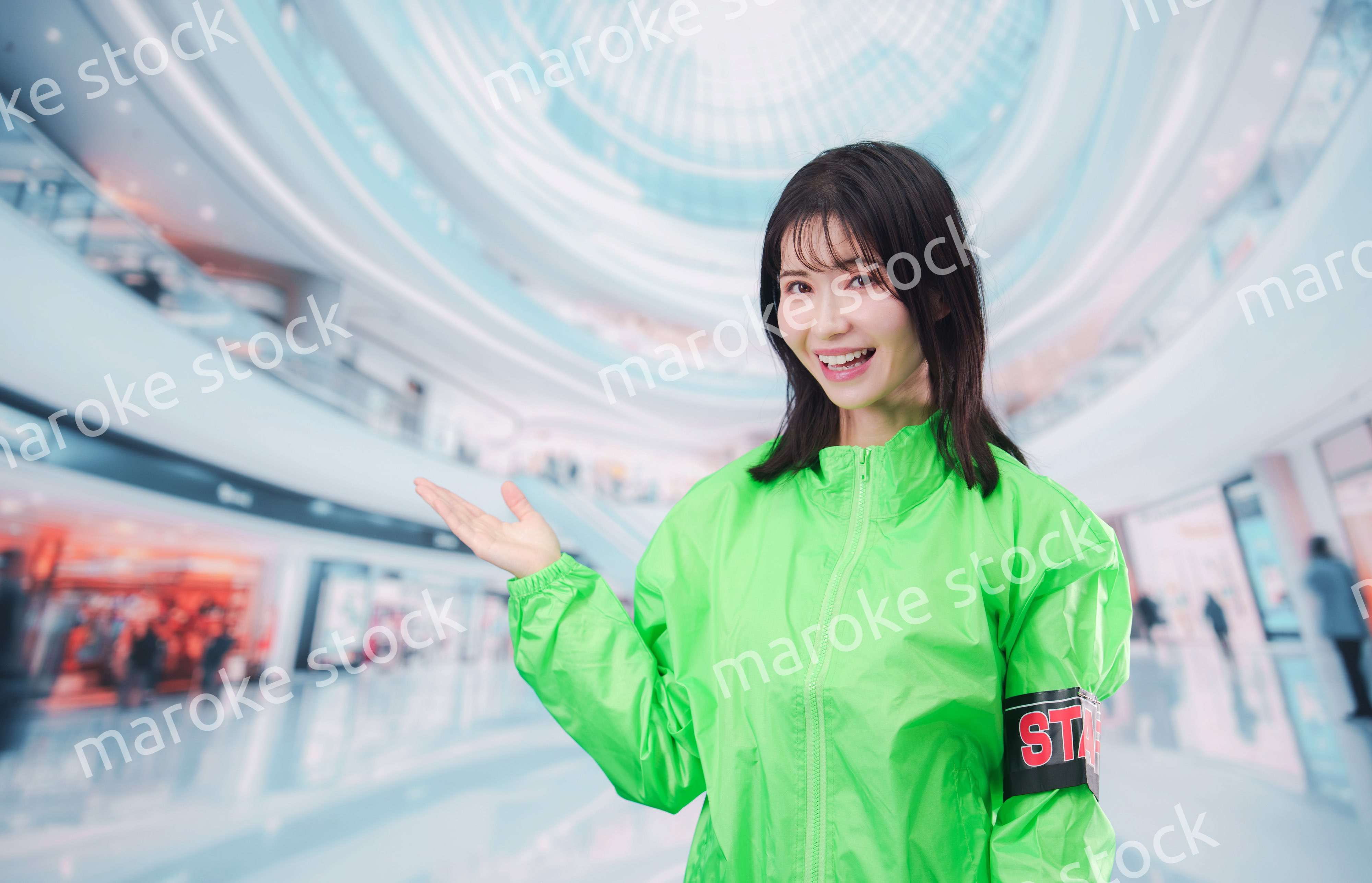 ショッピングモールでお客様の案内をするイベントスタッフ