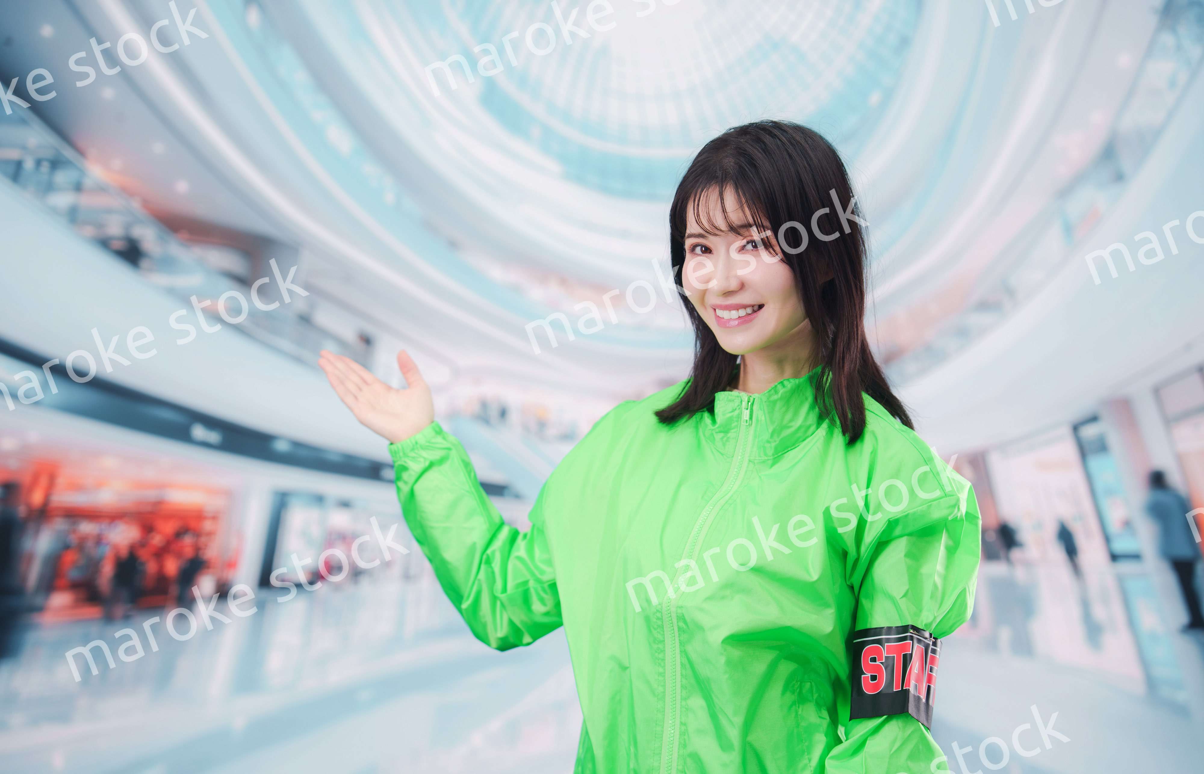 ショッピングモールでお客様の案内をするイベントスタッフ