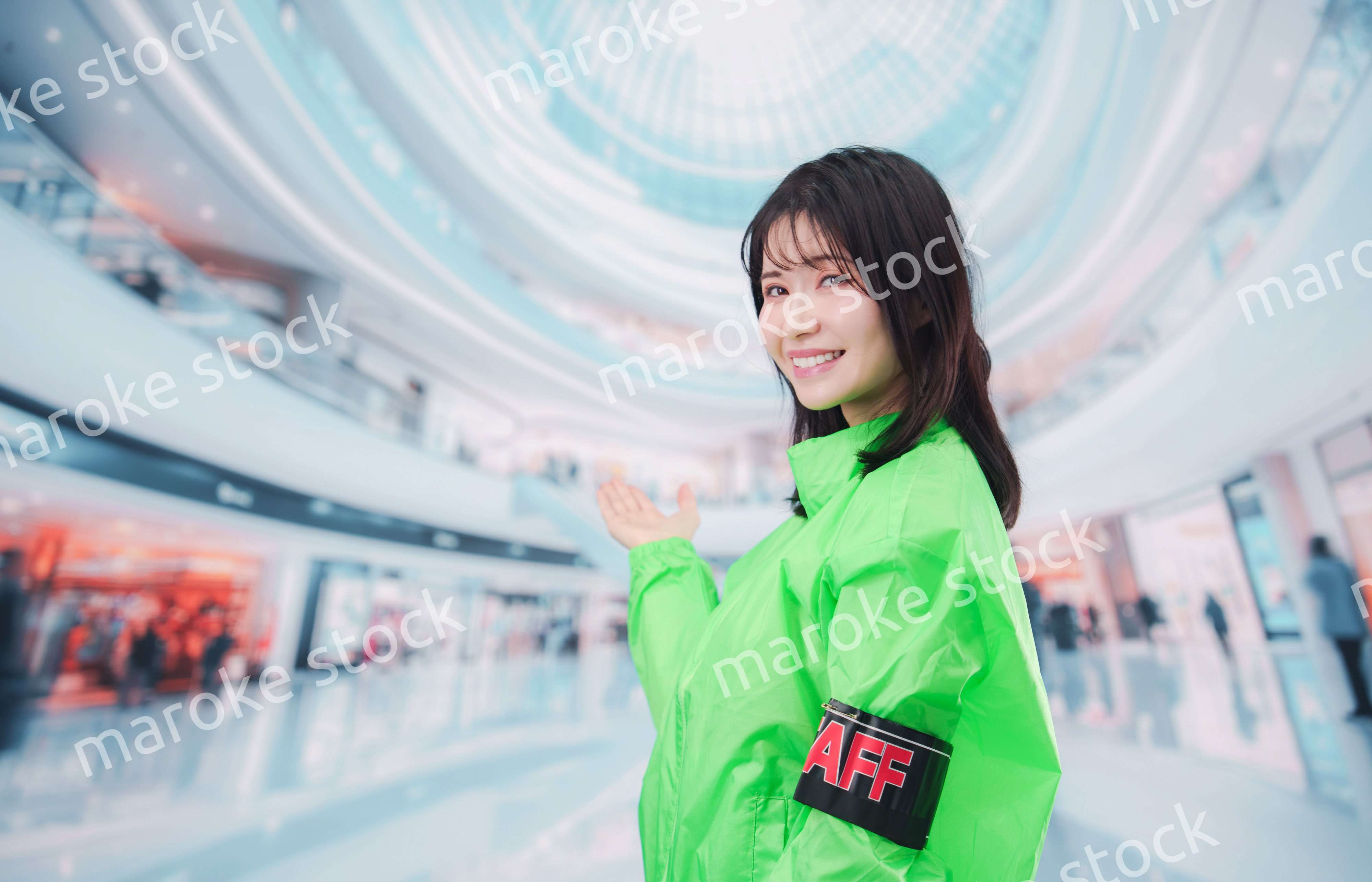 ショッピングモールでお客様の案内をするイベントスタッフ