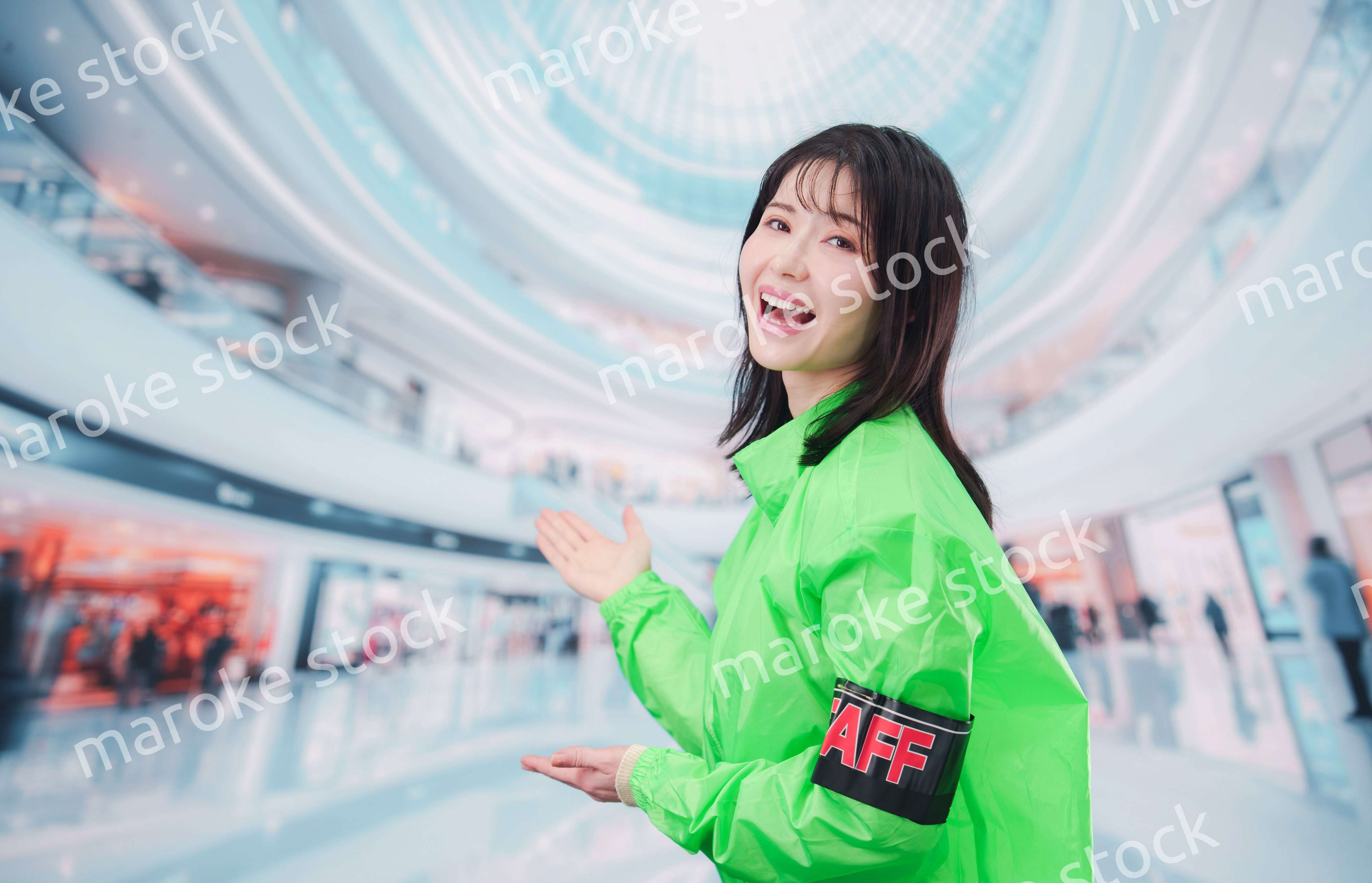 ショッピングモールでお客様の案内をするイベントスタッフ