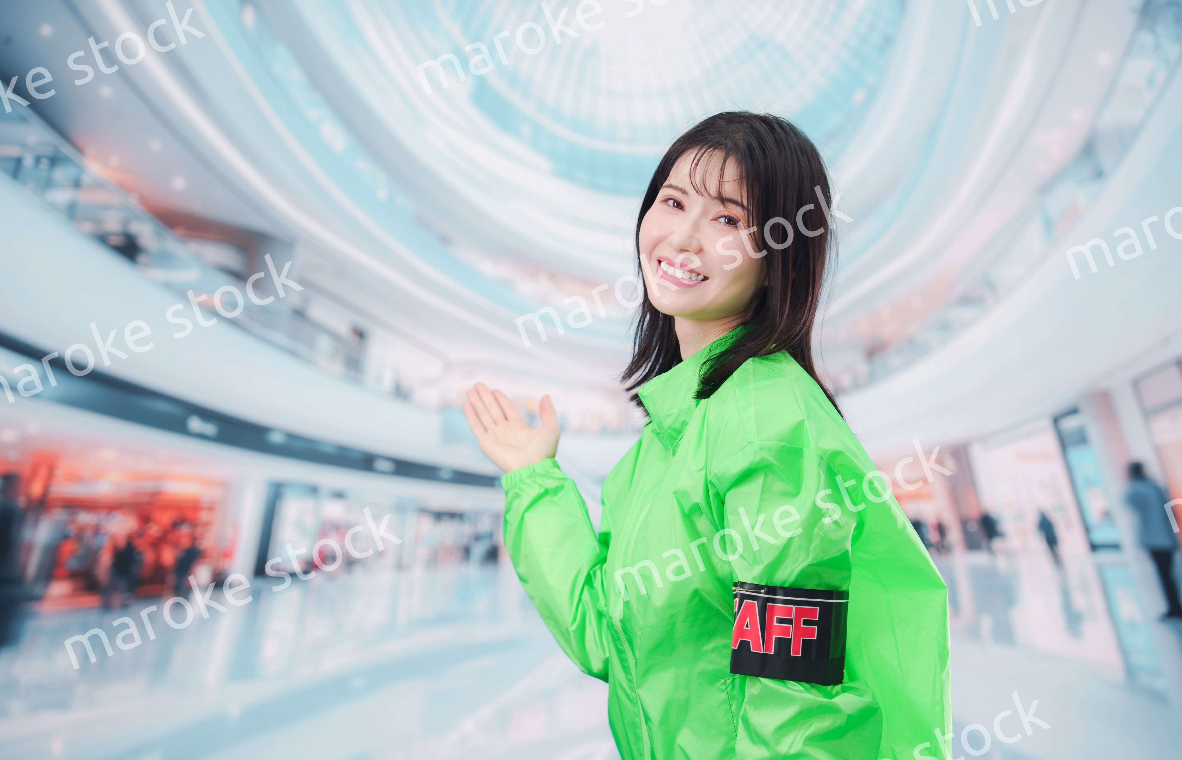 ショッピングモールでお客様の案内をするイベントスタッフ