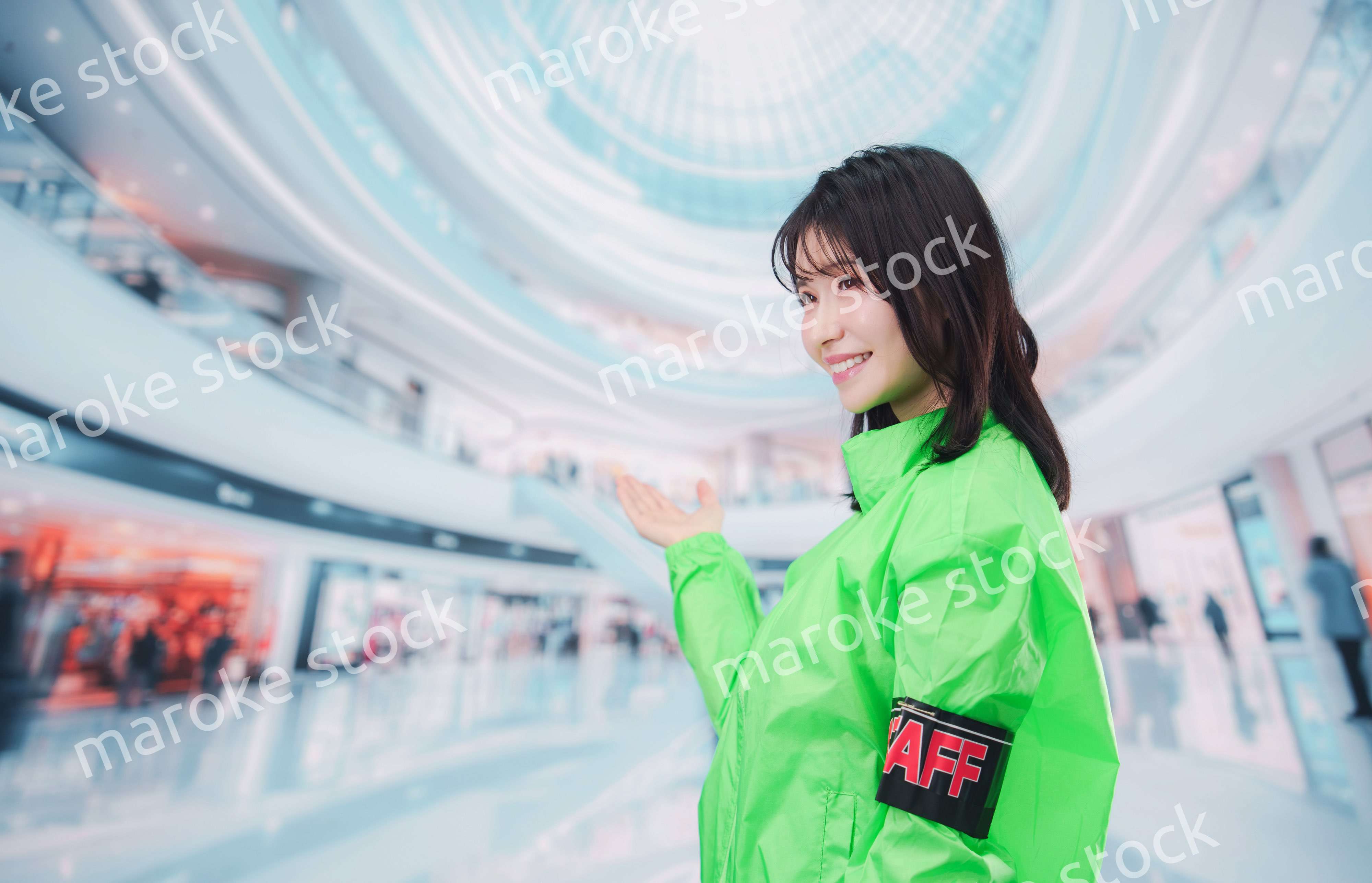 ショッピングモールでお客様の案内をするイベントスタッフ