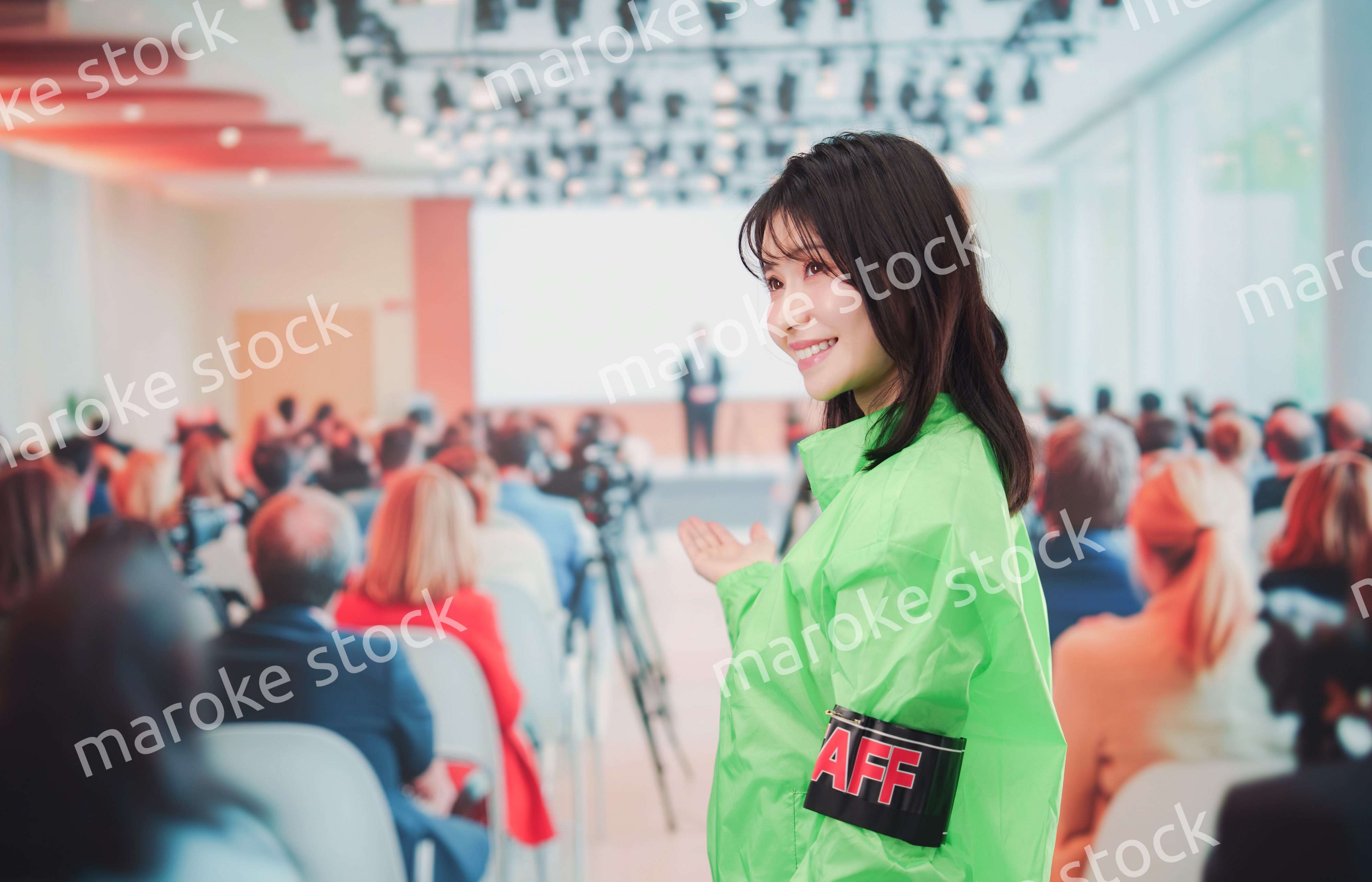 セミナーに案内をするスタッフの女性