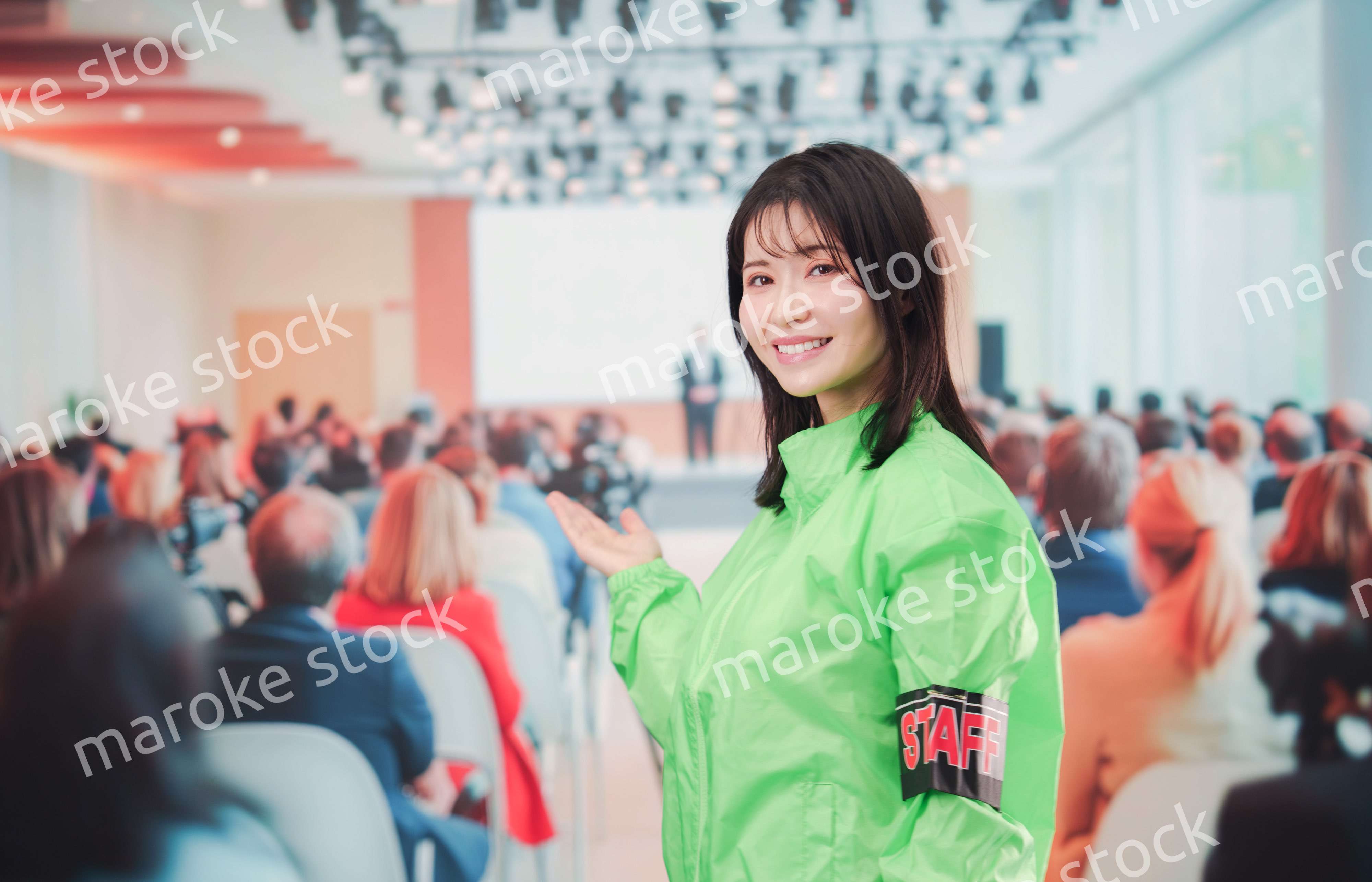 セミナーに案内をするスタッフの女性