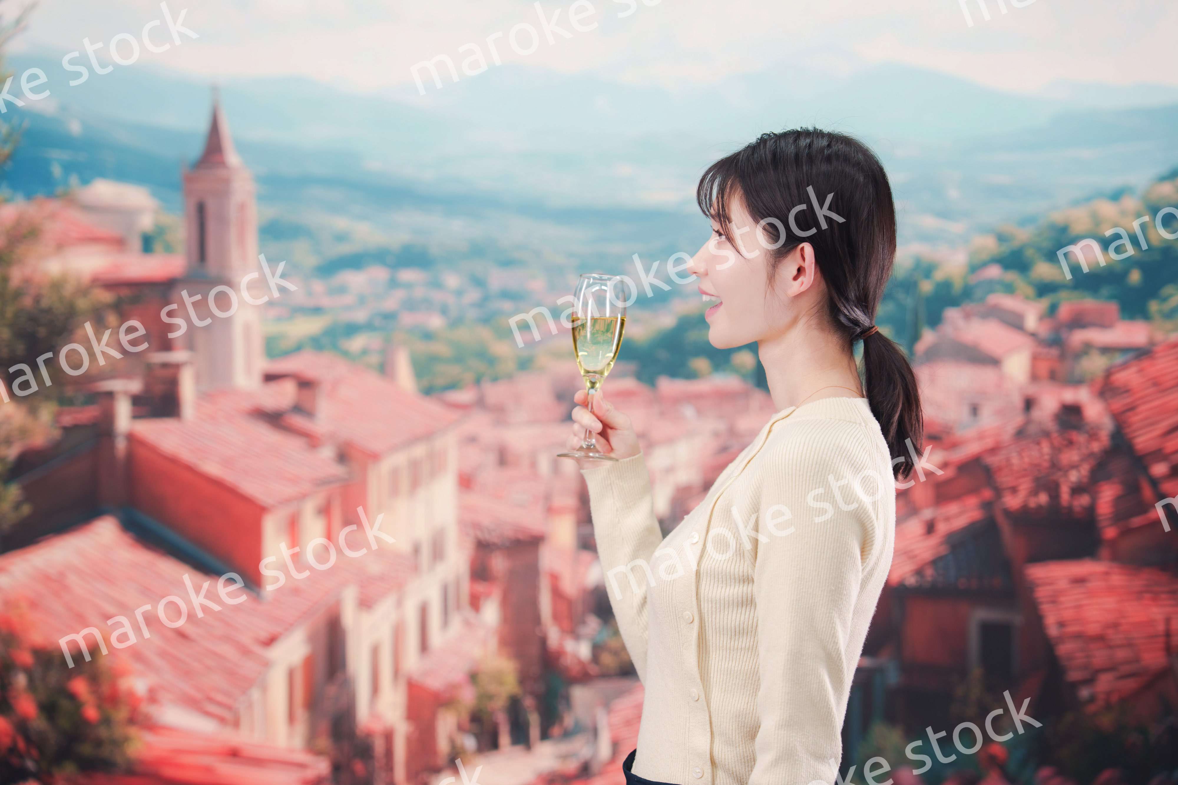 海外旅行中に優雅にワインを飲む女性