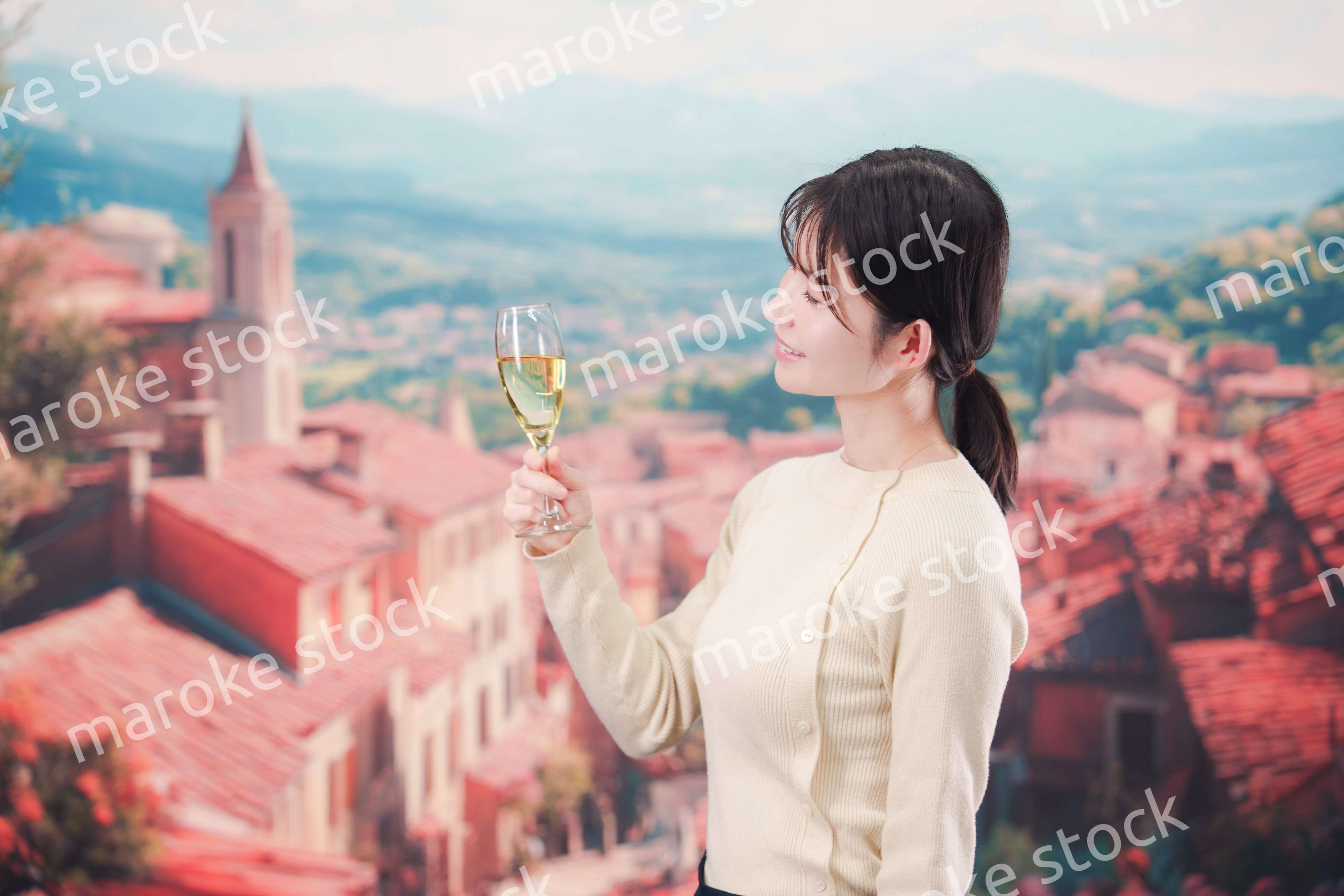 海外旅行中に優雅にワインを飲む女性