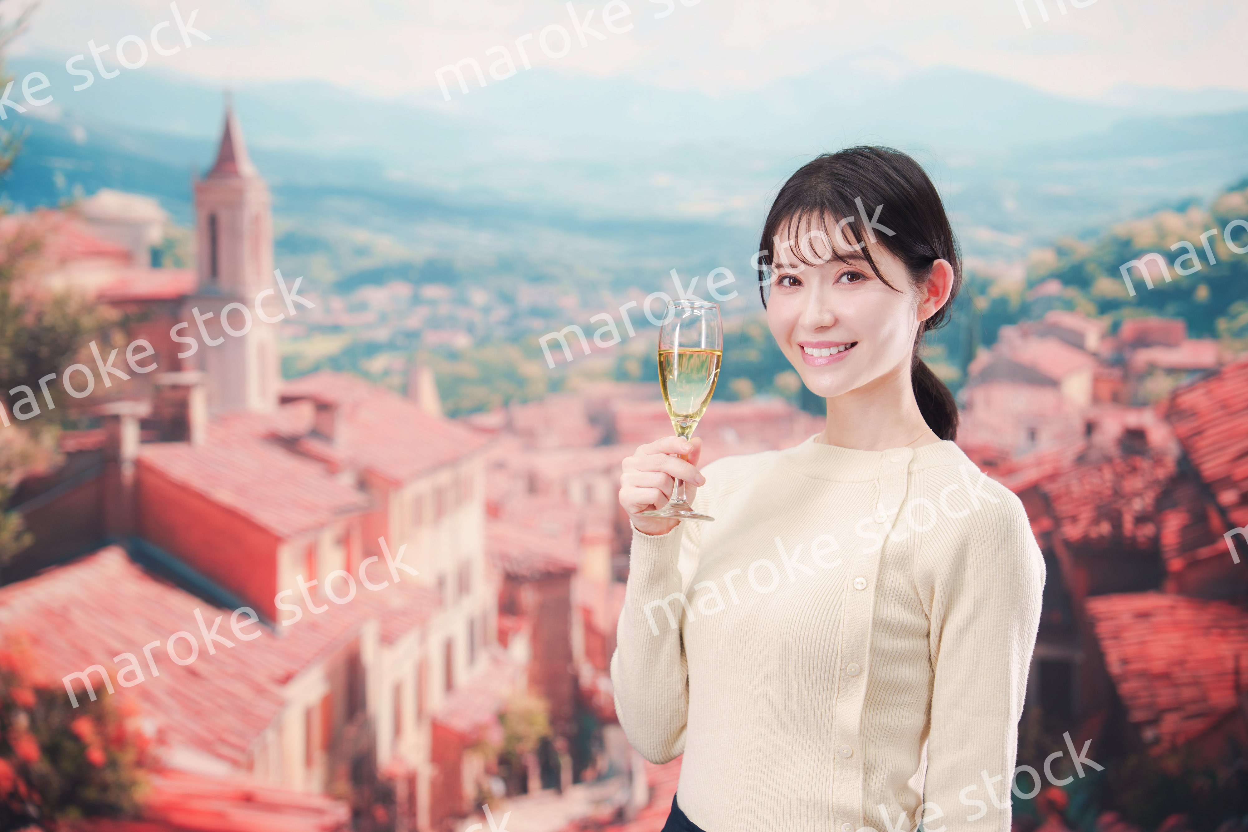 海外旅行中に優雅にワインを飲む女性