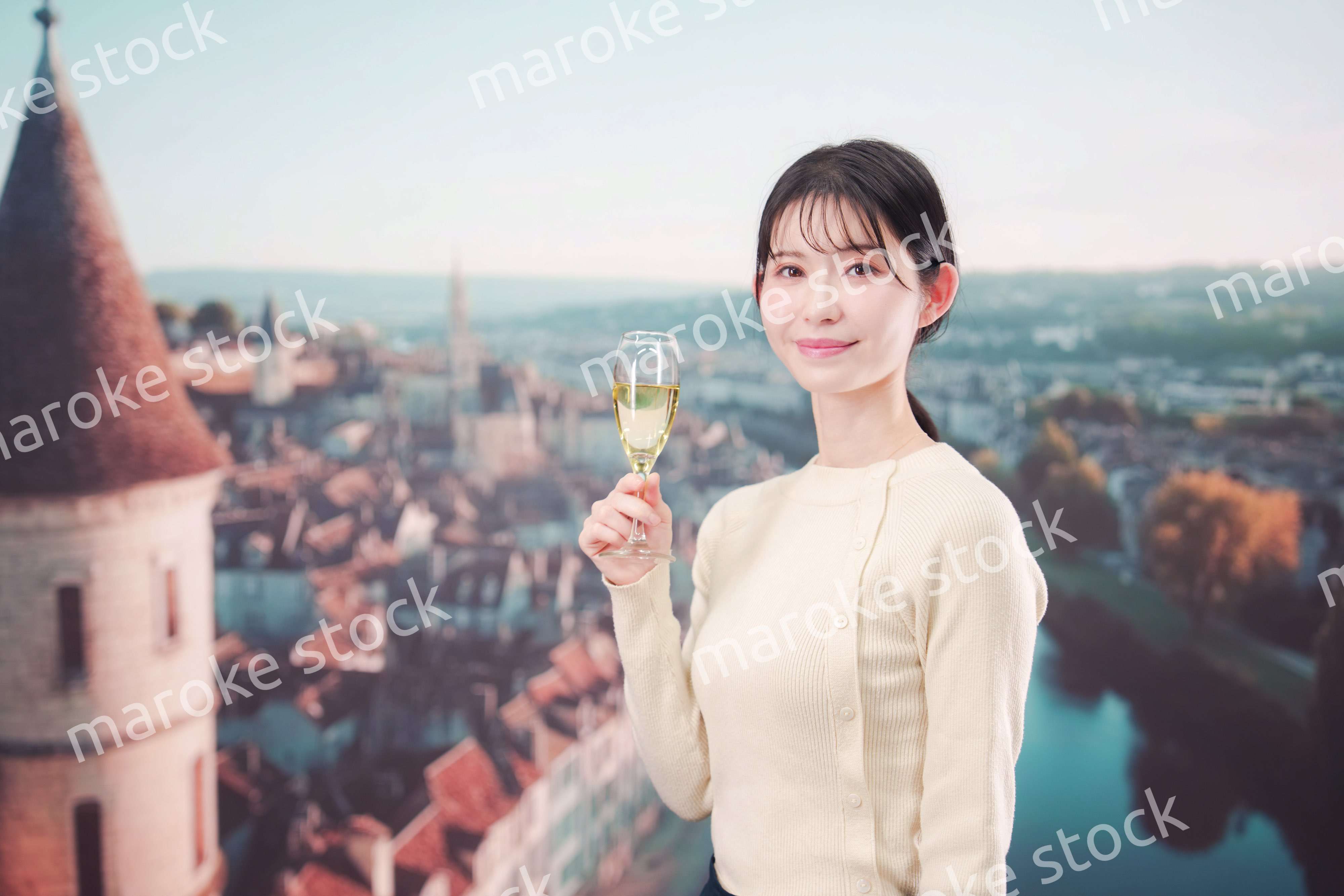 海外旅行中に優雅にワインを飲む女性