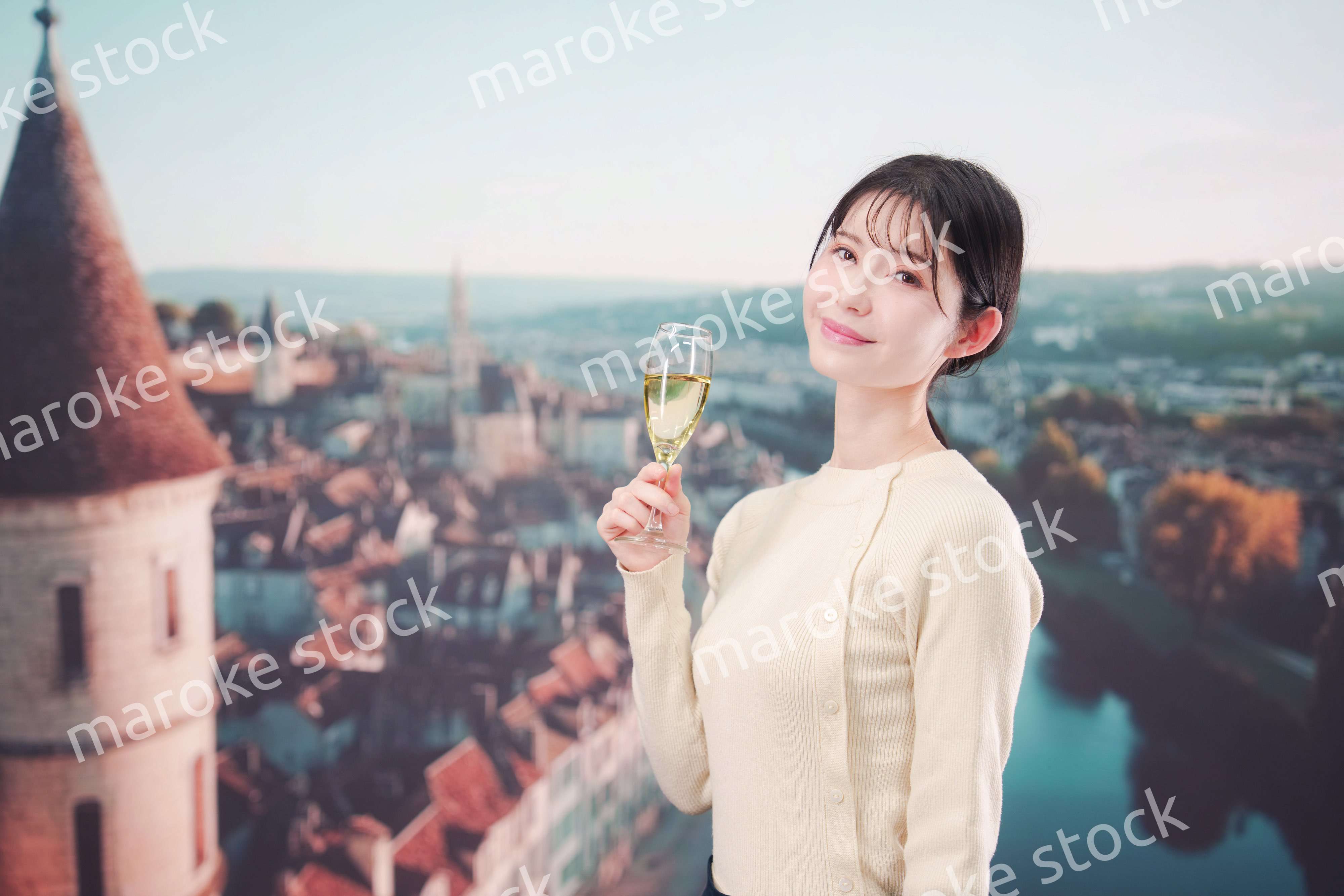 海外旅行中に優雅にワインを飲む女性