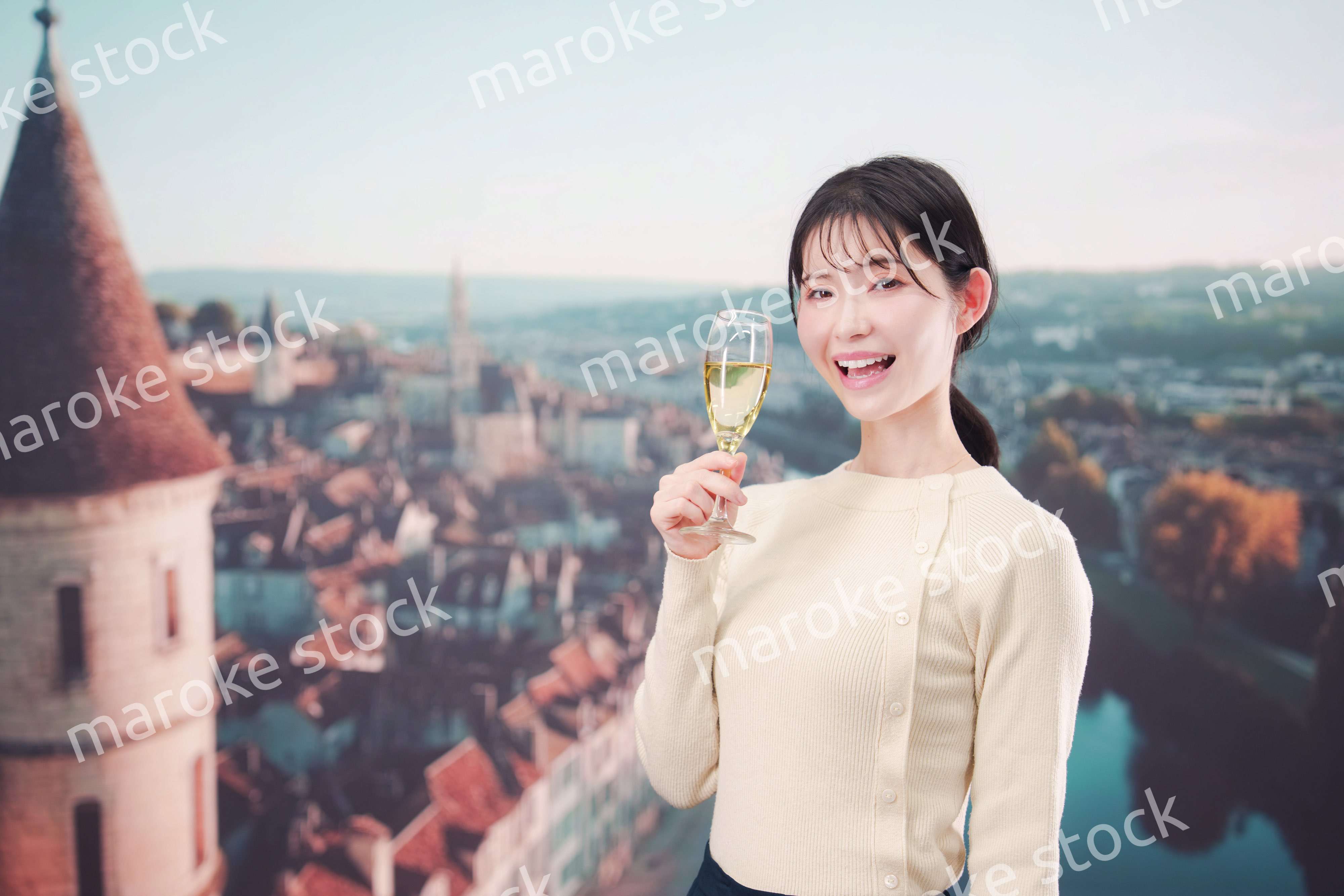 海外旅行中に優雅にワインを飲む女性