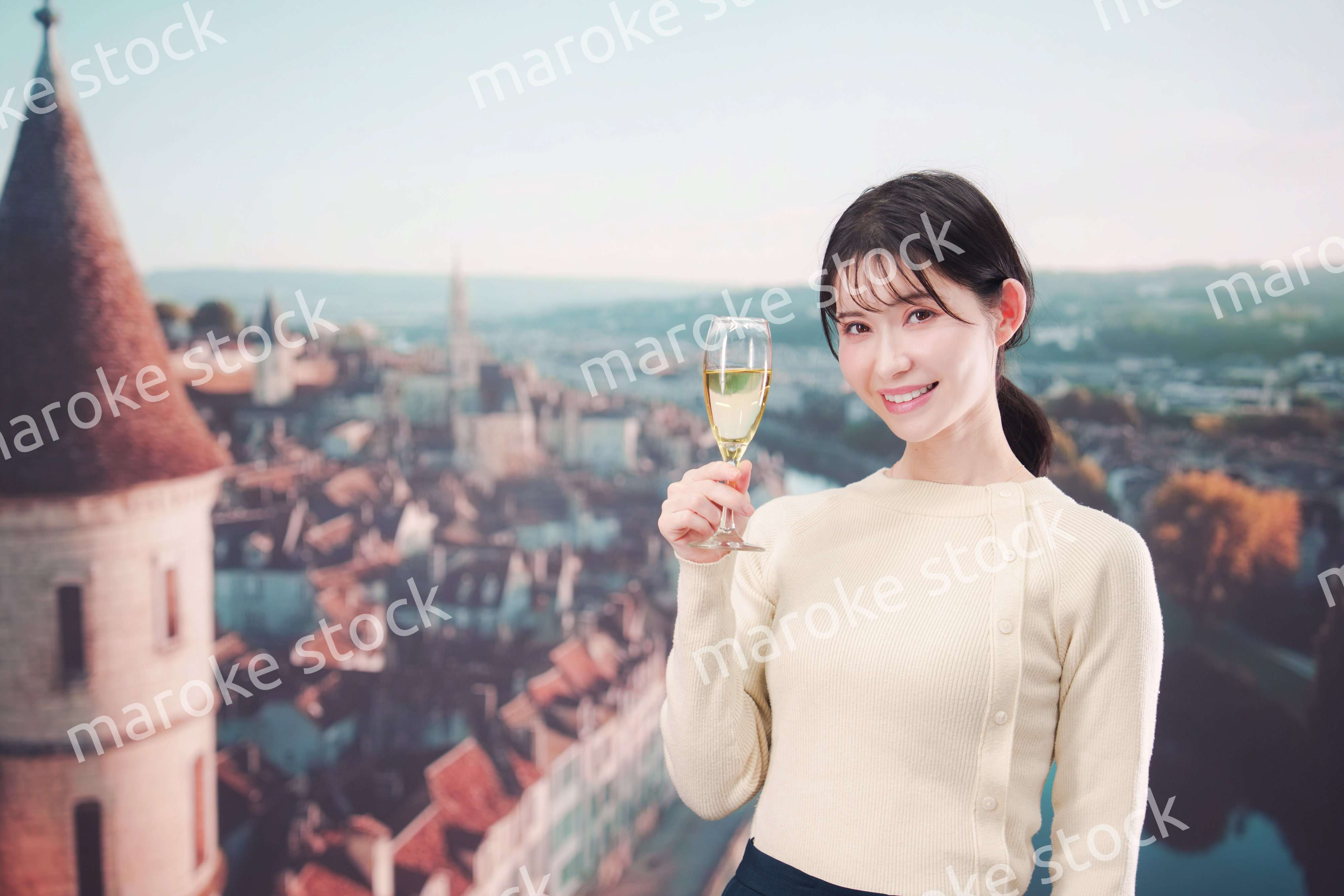 海外旅行中に優雅にワインを飲む女性